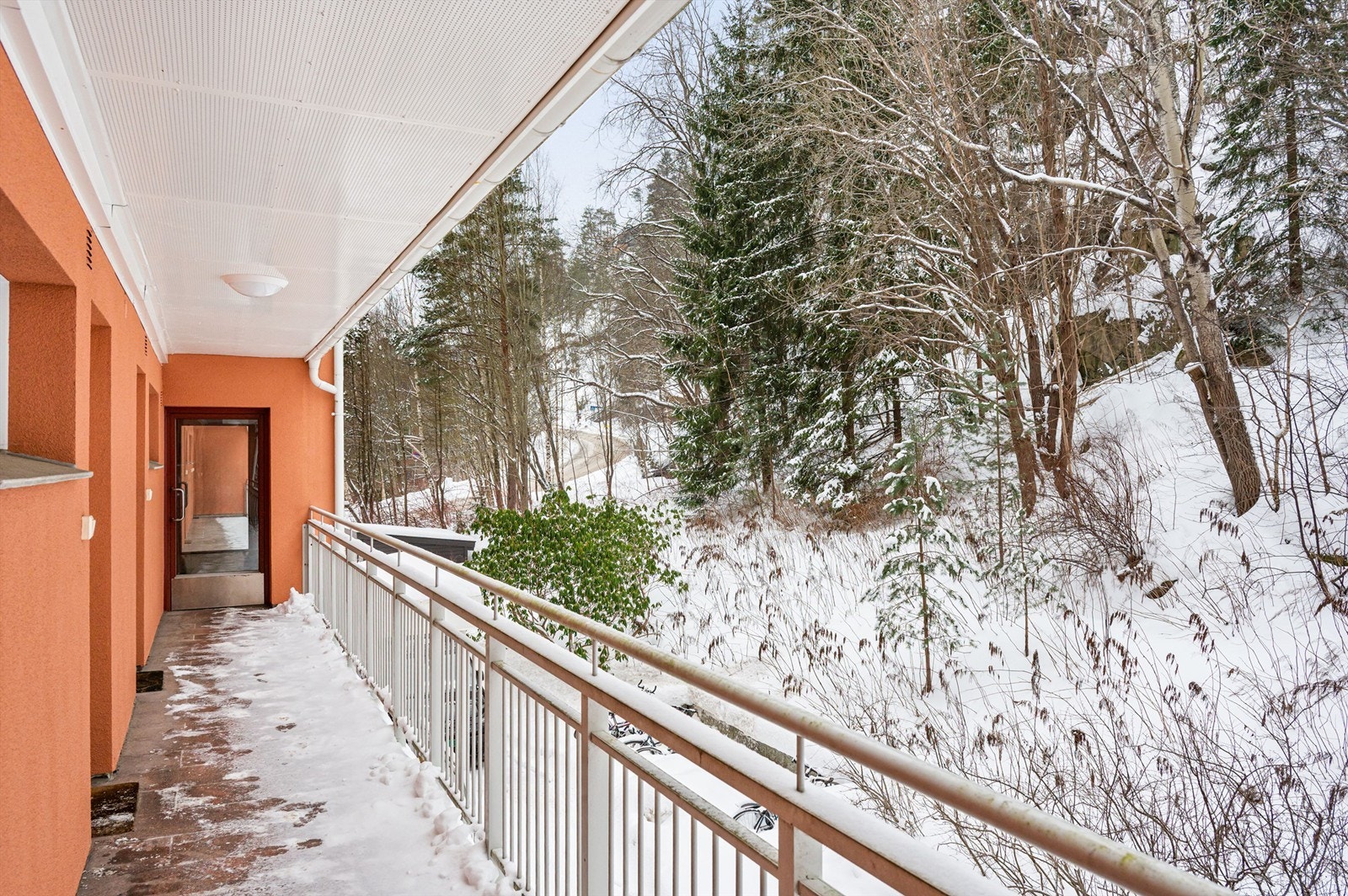 Leiligheten ligger i bygningens 2. etasje med praktisk adkomst via svalgang. Galleribilde