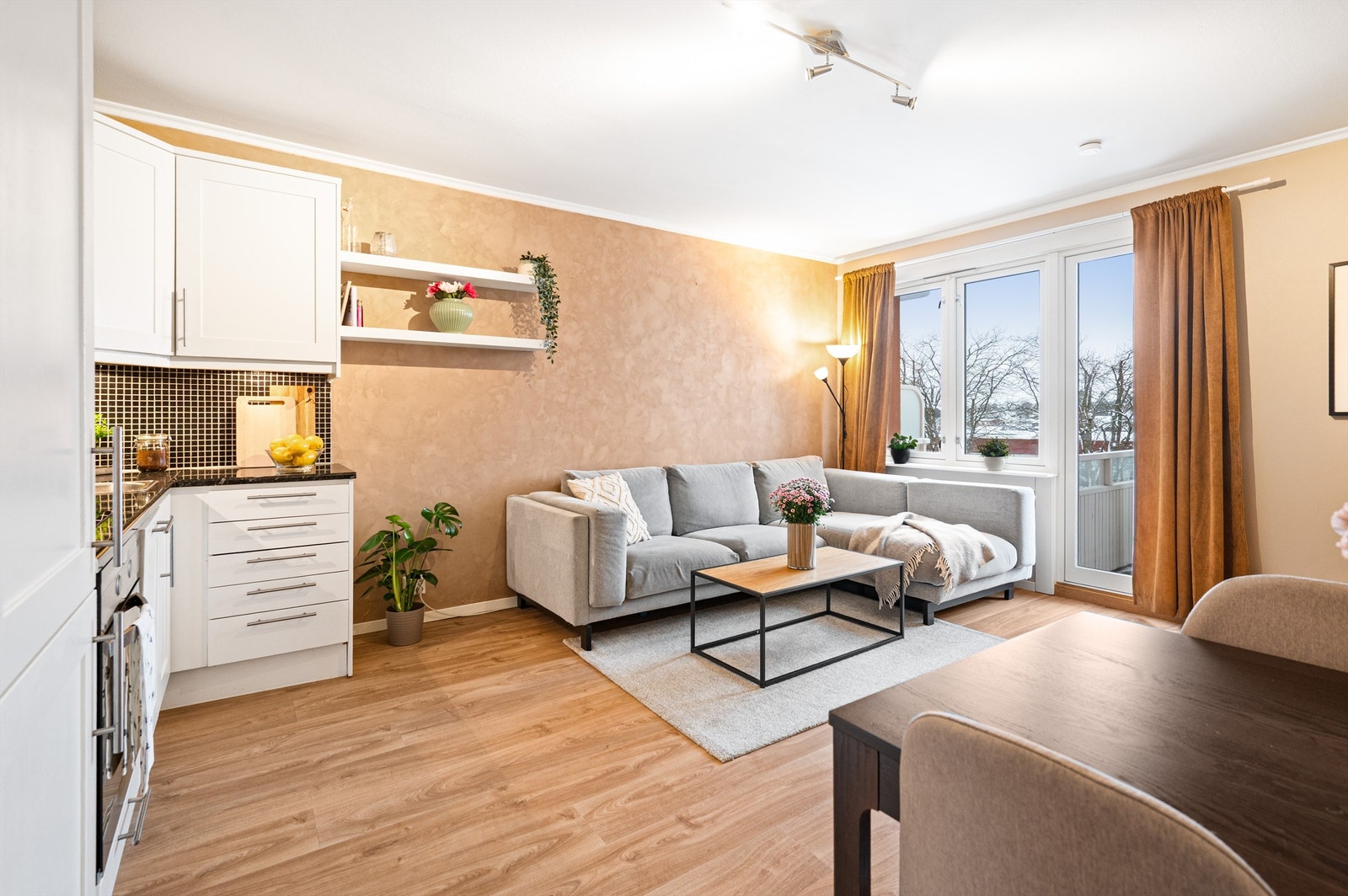 Leiligheten har en arealeffektiv og åpen løsning mellom stue og kjøkken. Galleribilde