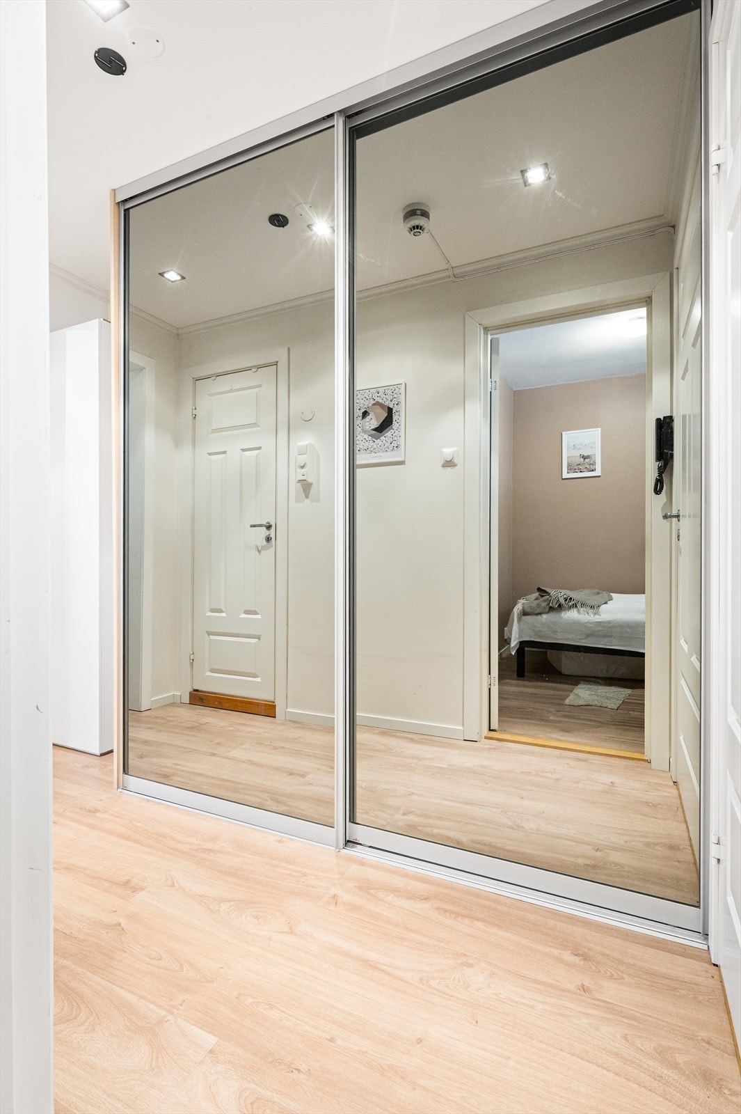 Skyvedørsgarderobe med speilfronter i gangen bidrar til en god romfølelse og rikelig med oppbevaringsplass. Galleribilde