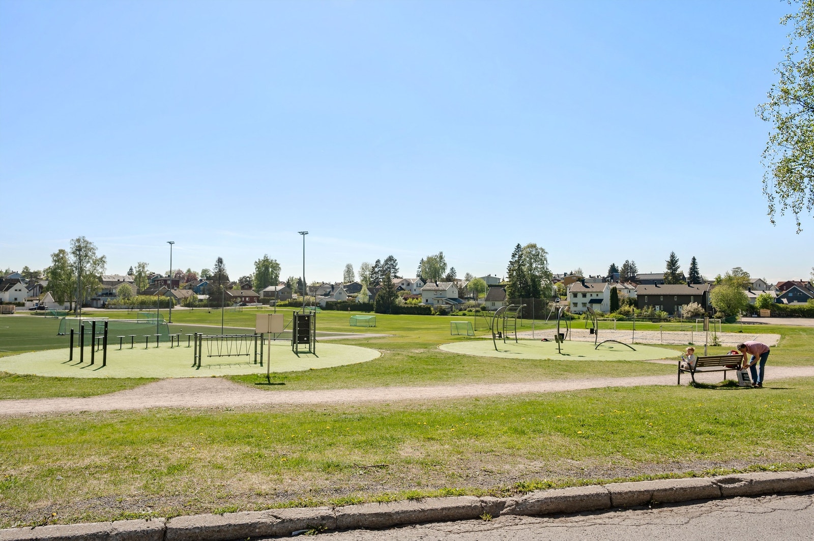 Flere idrettsanlegg i nærheten, inkludert Myrerfeltet, for fotball og andre aktiviteter. Galleribilde