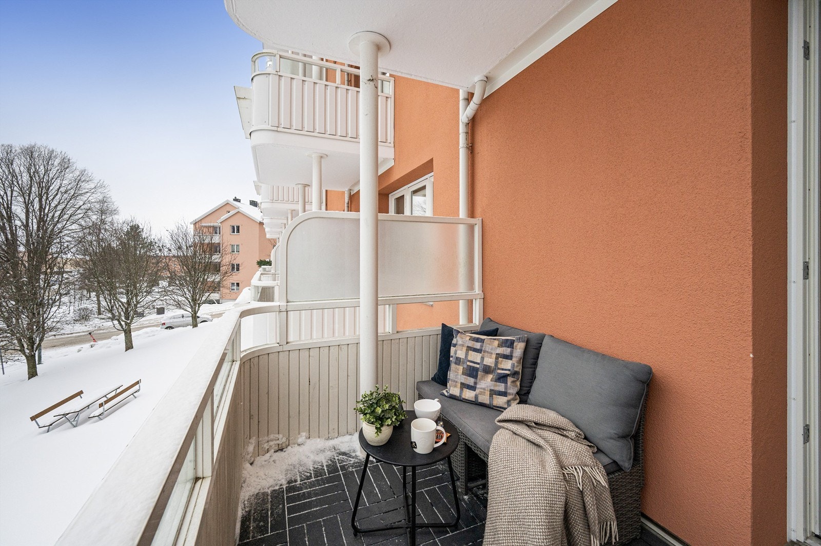 Den sørvestvendte balkongen har gode solforhold og nylig oppgradert gulv. Galleribilde