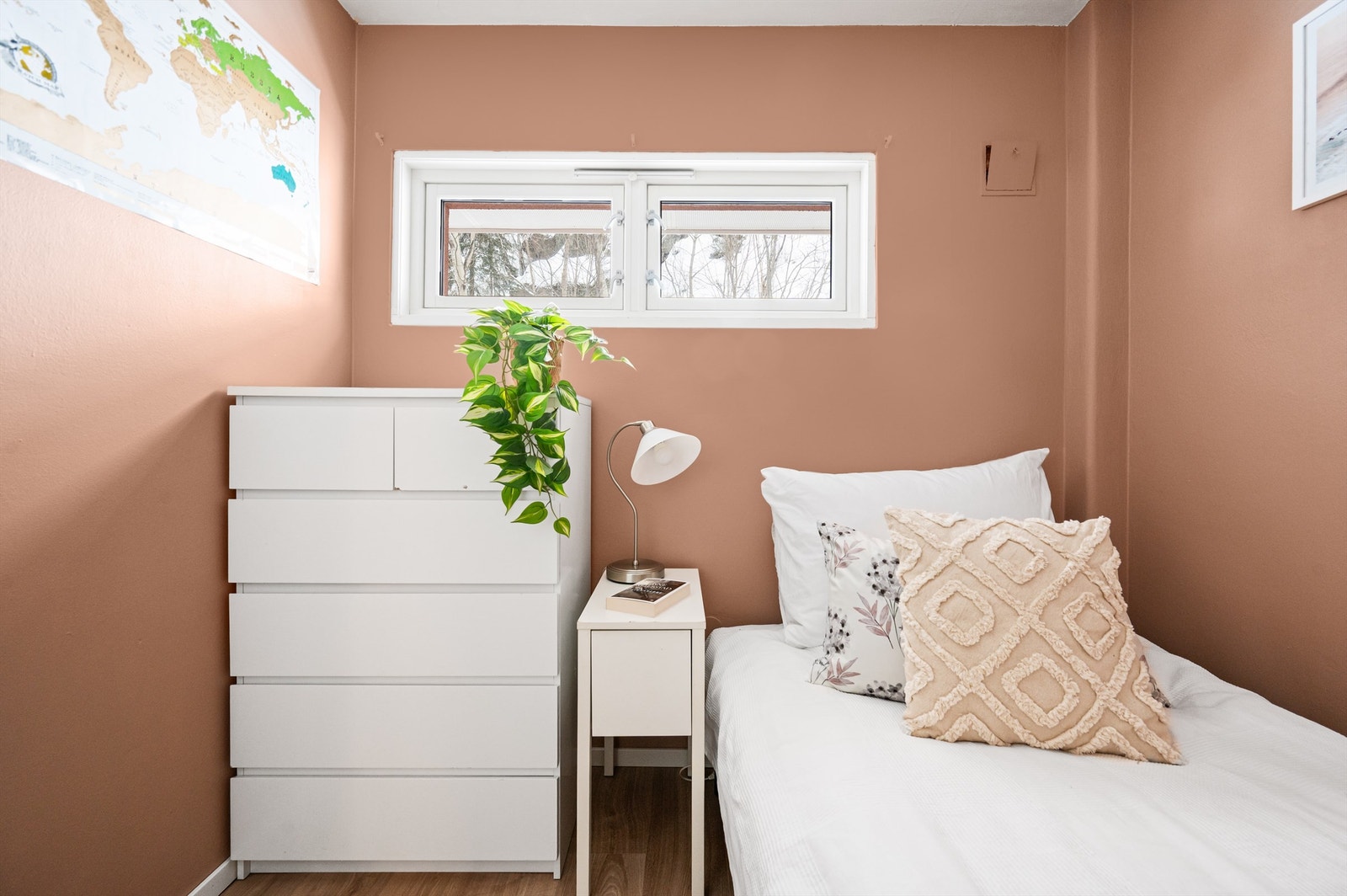 Vegger malt i 2019 gir rommet et oppdatert og tidsriktig preg. Galleribilde