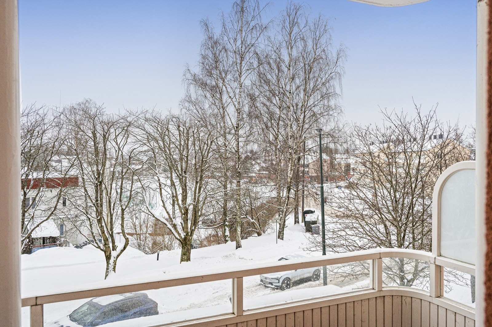 Her bor du i et rolig og veletablert boligområde med en behagelig atmosfære. Galleribilde