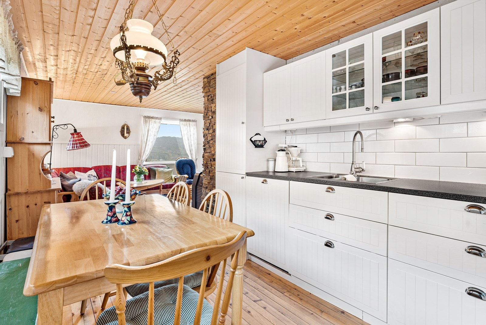 Her er det kjøkkenvask i rustfritt stål og ellers god arbeidsplass. Galleribilde