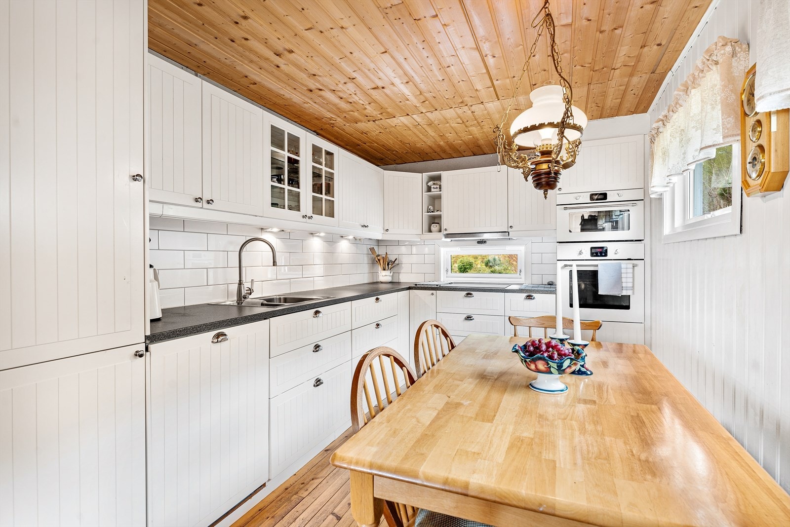 Det er også fint å vite at det er montert komfyrvakt over platetopp og vannstopp under kjøkkenbenk. Galleribilde