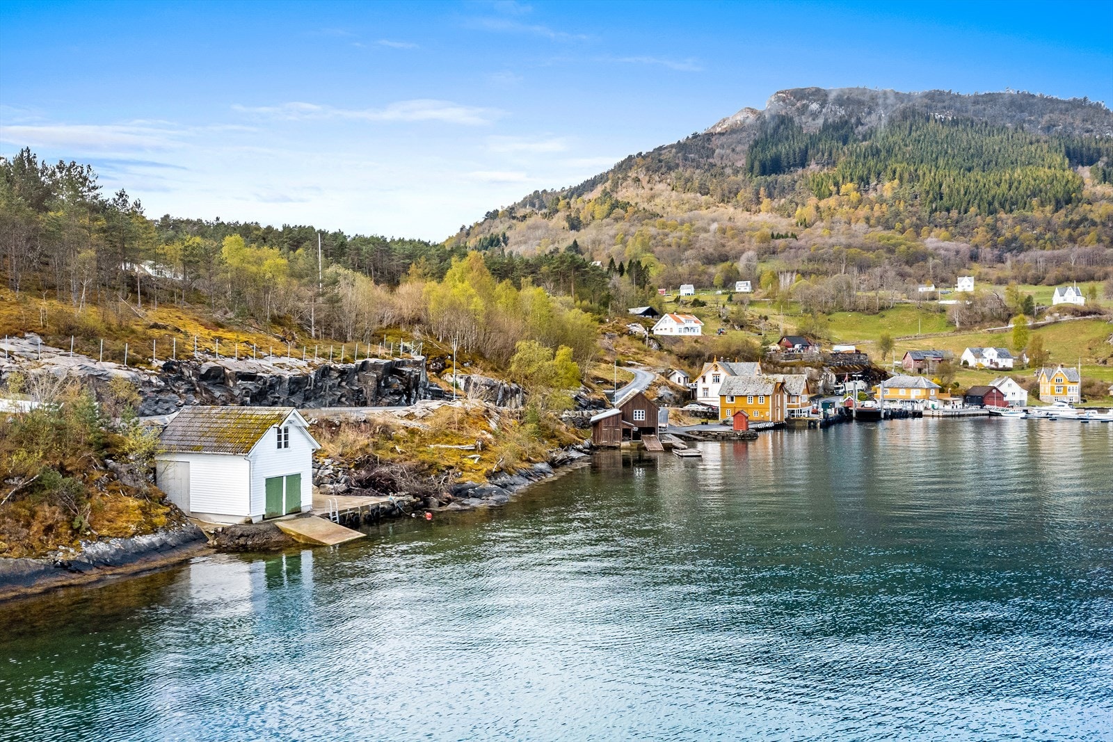 Det er gangavstand ned til naustet. Galleribilde