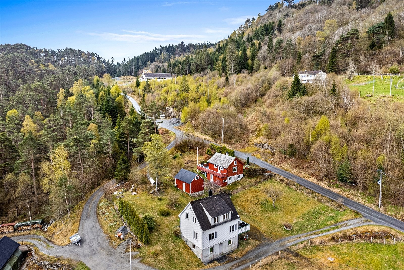 Fritidsboligen har en høy og fri beliggenhet som gir gode solforhold. Galleribilde