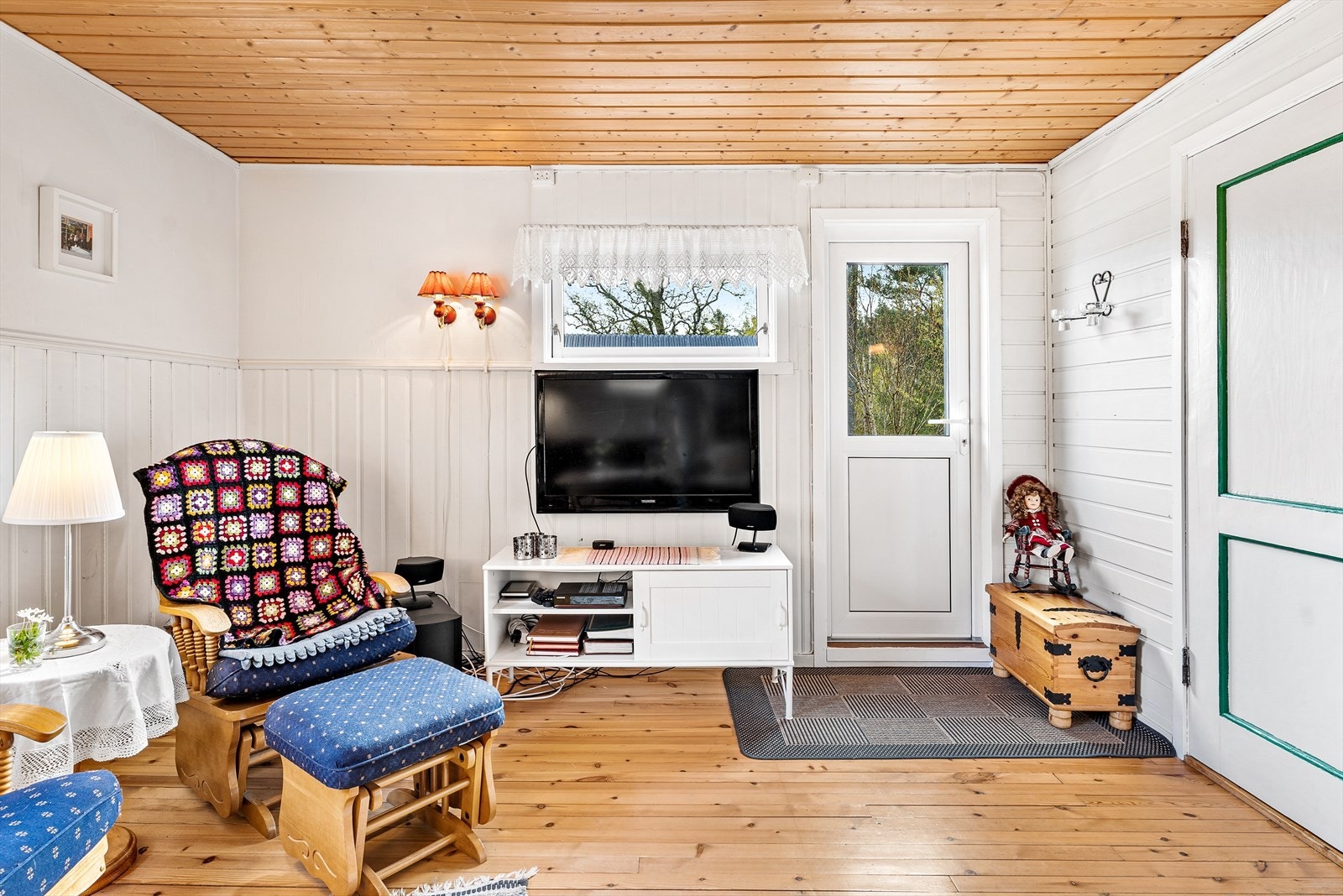 Fra stuen er det terrassedør som leder ut til den fine terrassen. Galleribilde