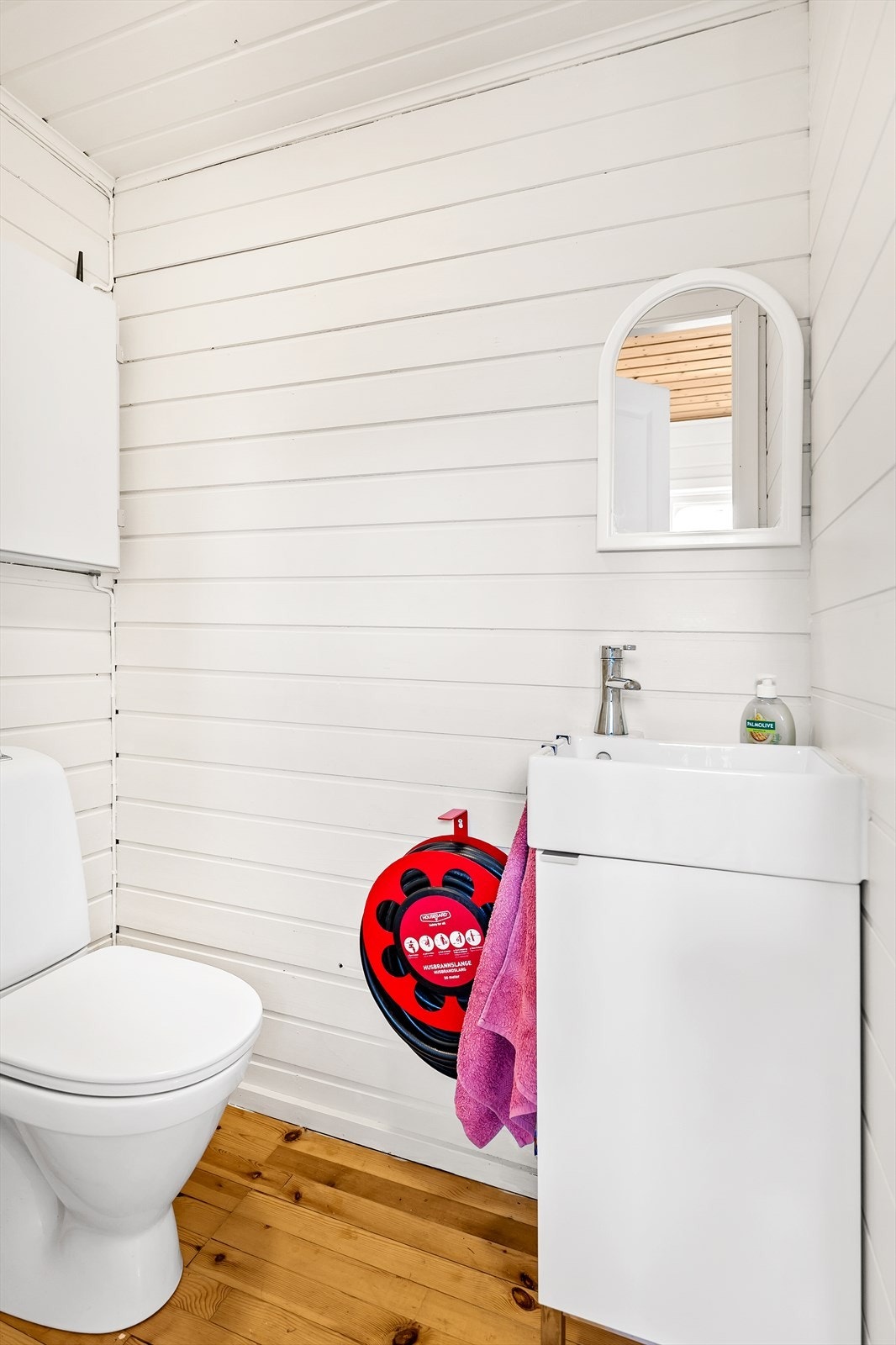 I 1. etasje er det toalettrom med tregulv med panel på vegger og i himlingen. Her er det innredet med vask og toalett. Galleribilde