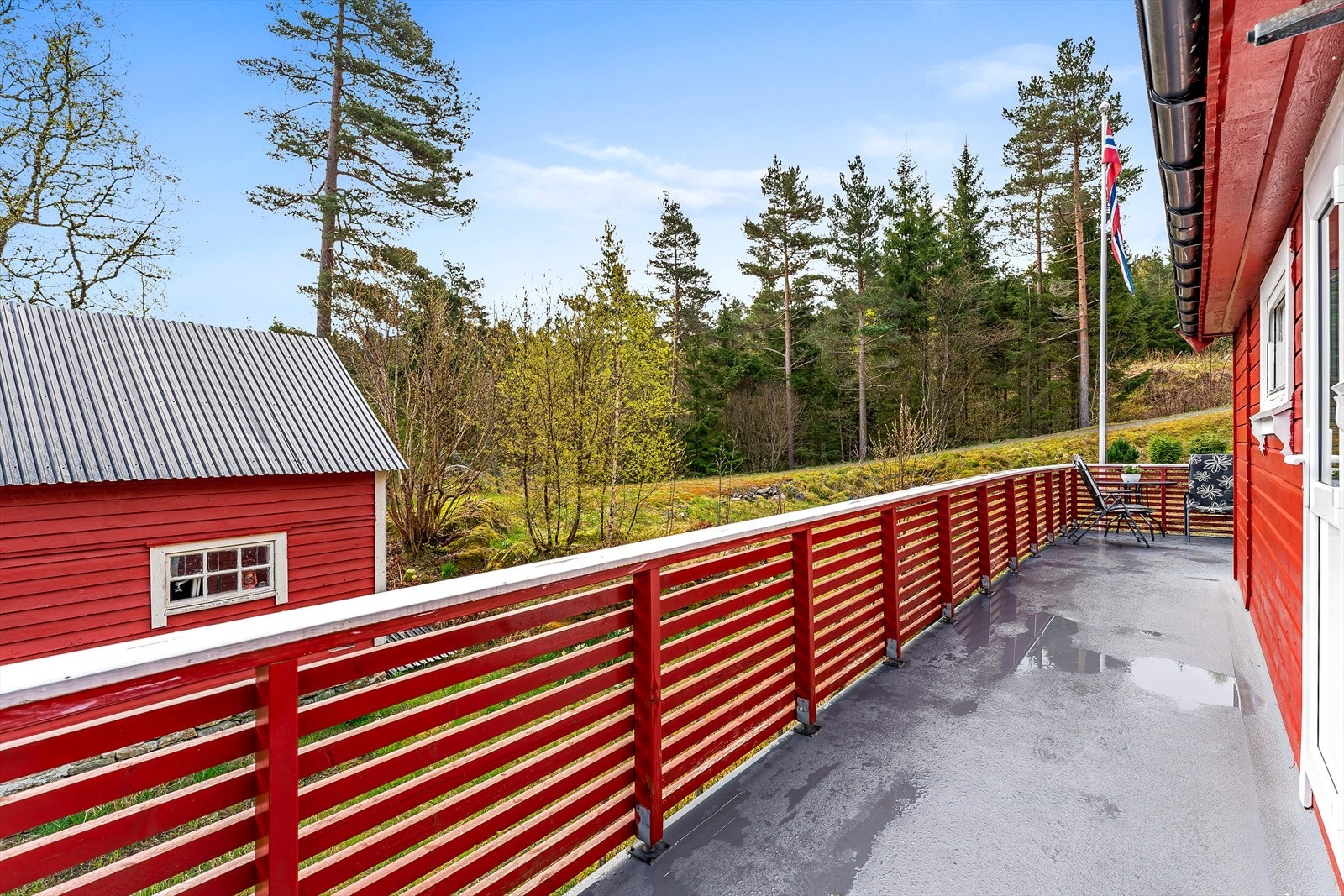 Terrassen går rundt deler av hytten slik at man kan flytte seg etter solen. Galleribilde