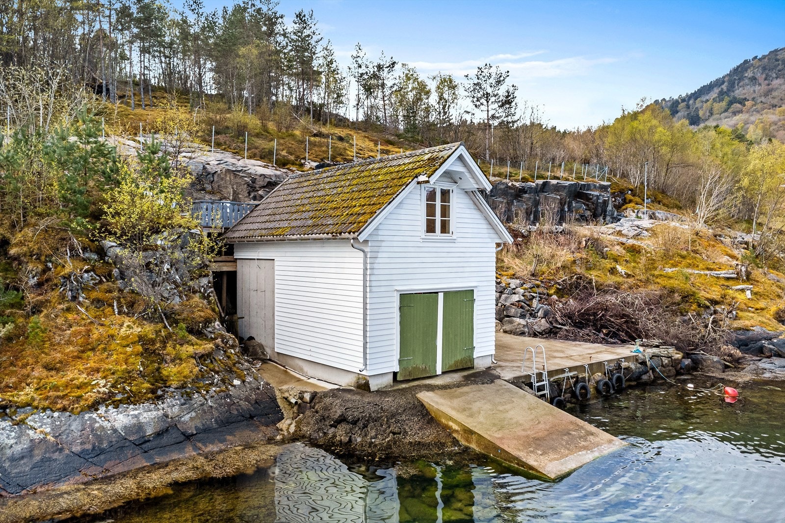 Rundt er det opparbeidet med trapp, støpt kai og båtopptrekk i betong. Galleribilde