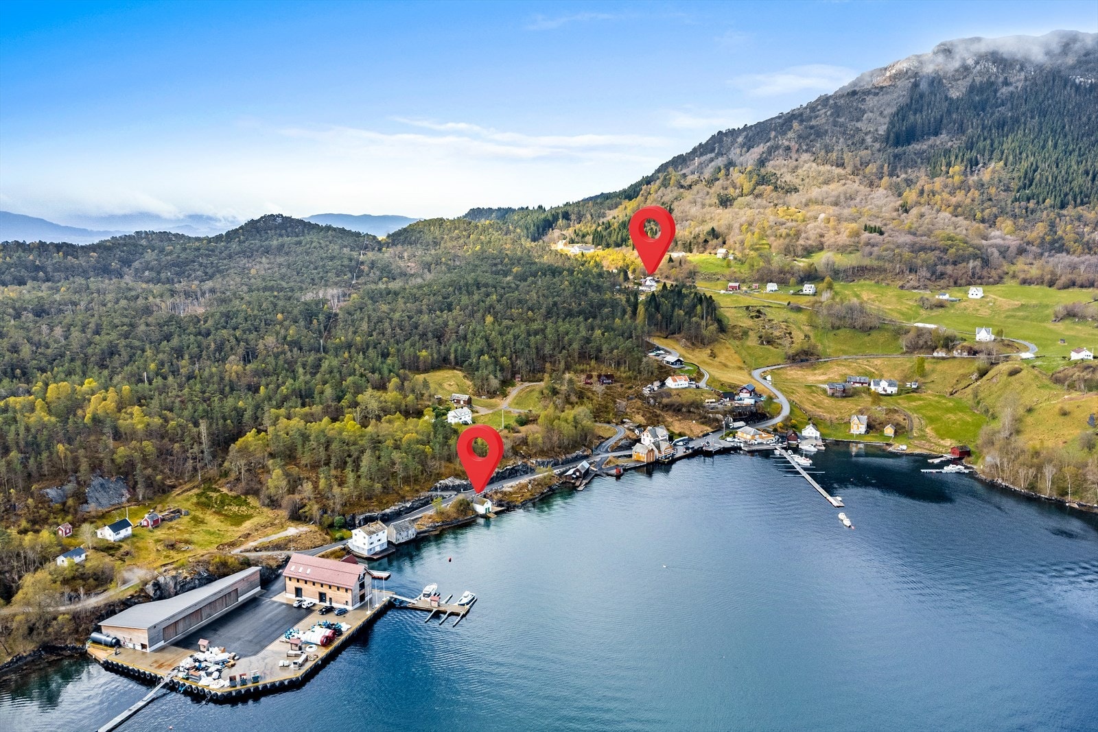 På bilde er hytte og naust markert. Galleribilde