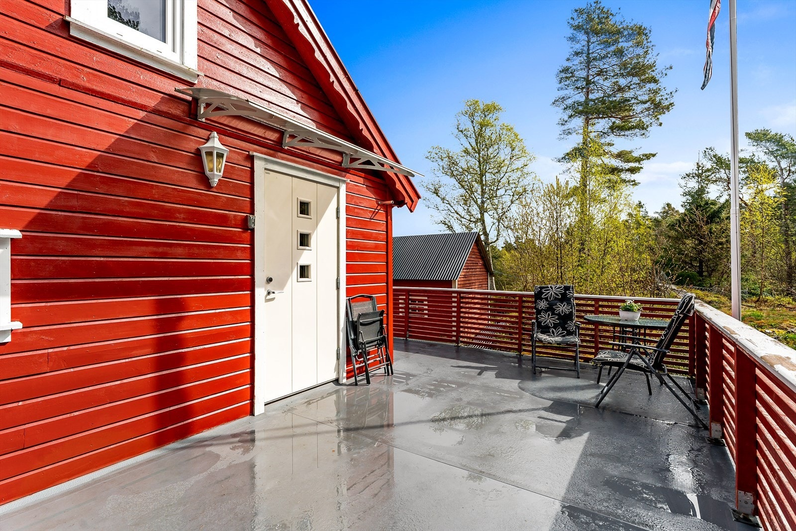 Det er privat vann, avløp og bilvei helt frem. Galleribilde