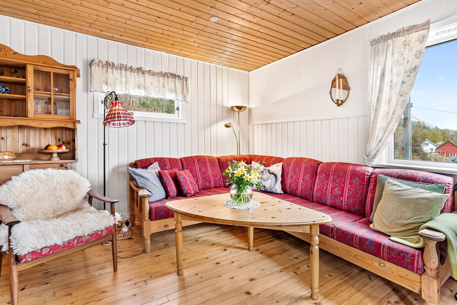 Stuen oppleves som romslig med god plass til å innrede med flere seksjoner, som spise- og sittegruppe. Galleribilde