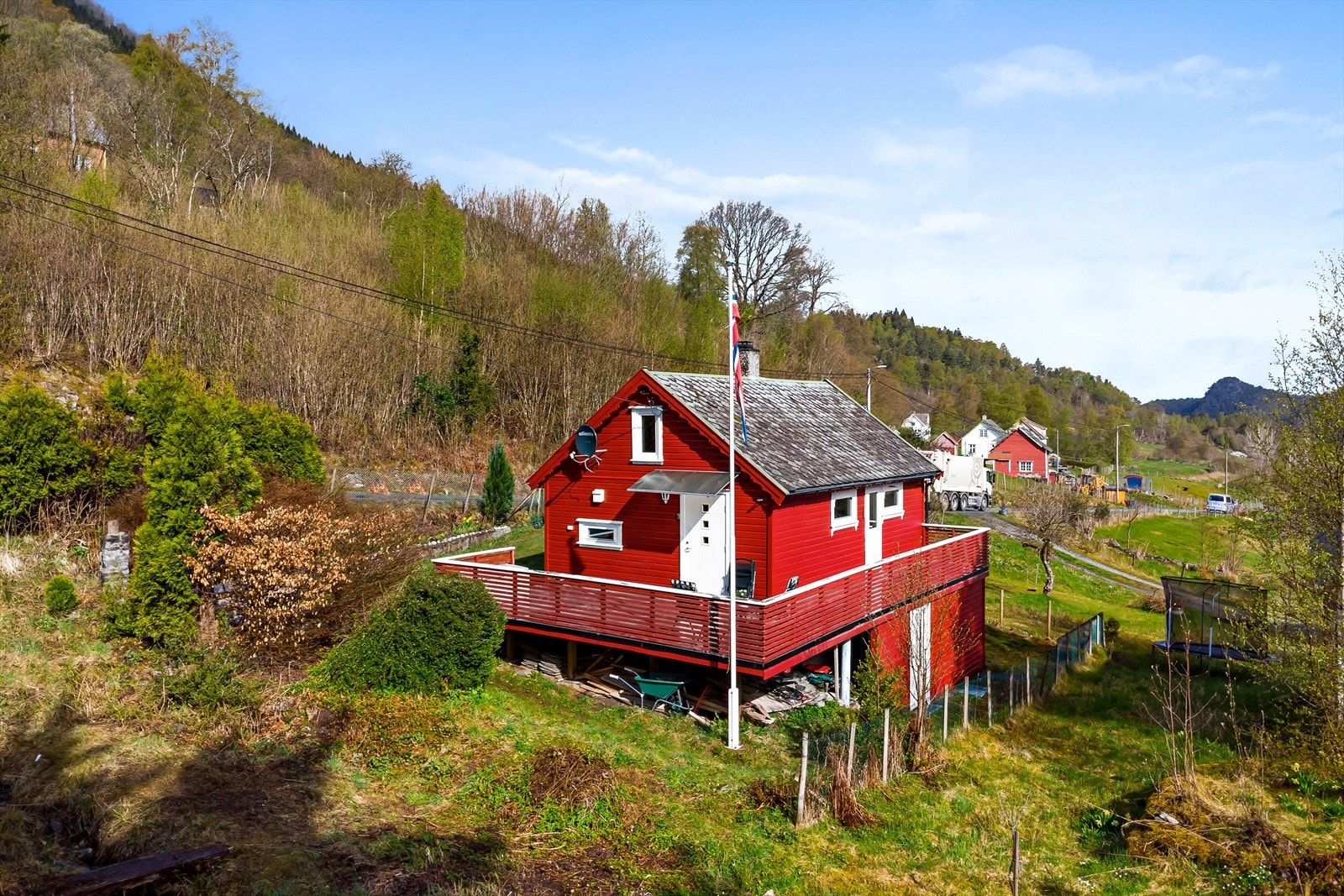 Velkommen til Øvrebøvegen 85! Presentert av Ørjan Stokka - Eiendomsmegler Vest. Galleribilde