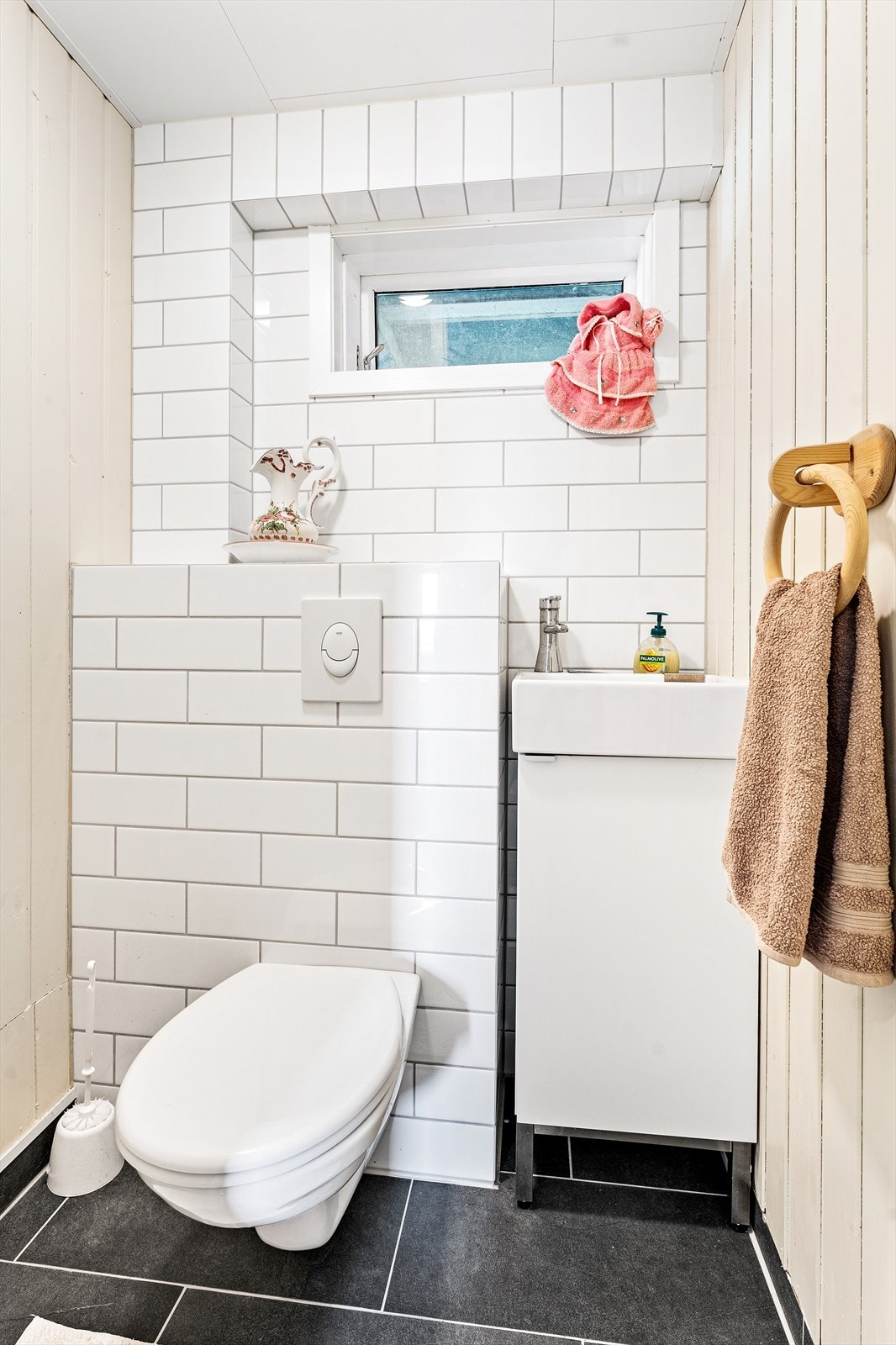 Toalettrommet ligger vegg-i-vegg og har tilsvardnede innredning da det ble oppgradet i samme tidsperiode. Galleribilde