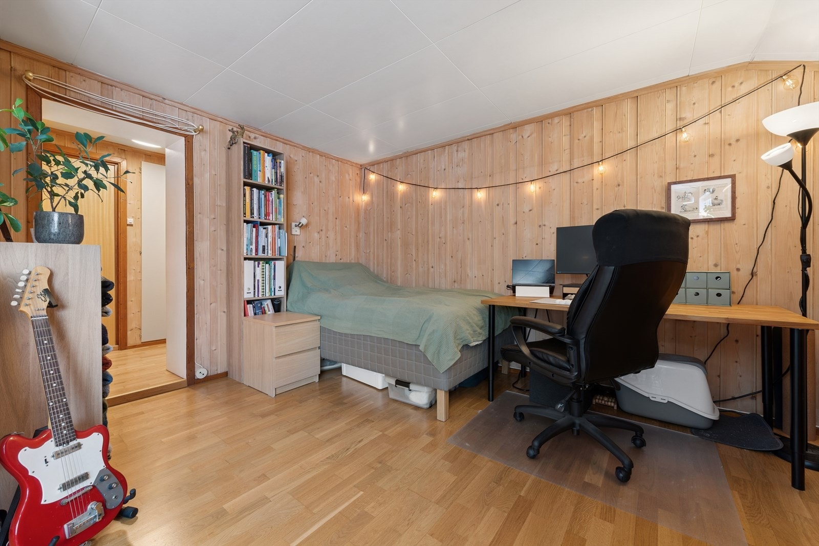 Her er det god plass til både sofa og tilhørende møblement, og er i dag også innredet med seng. Galleribilde