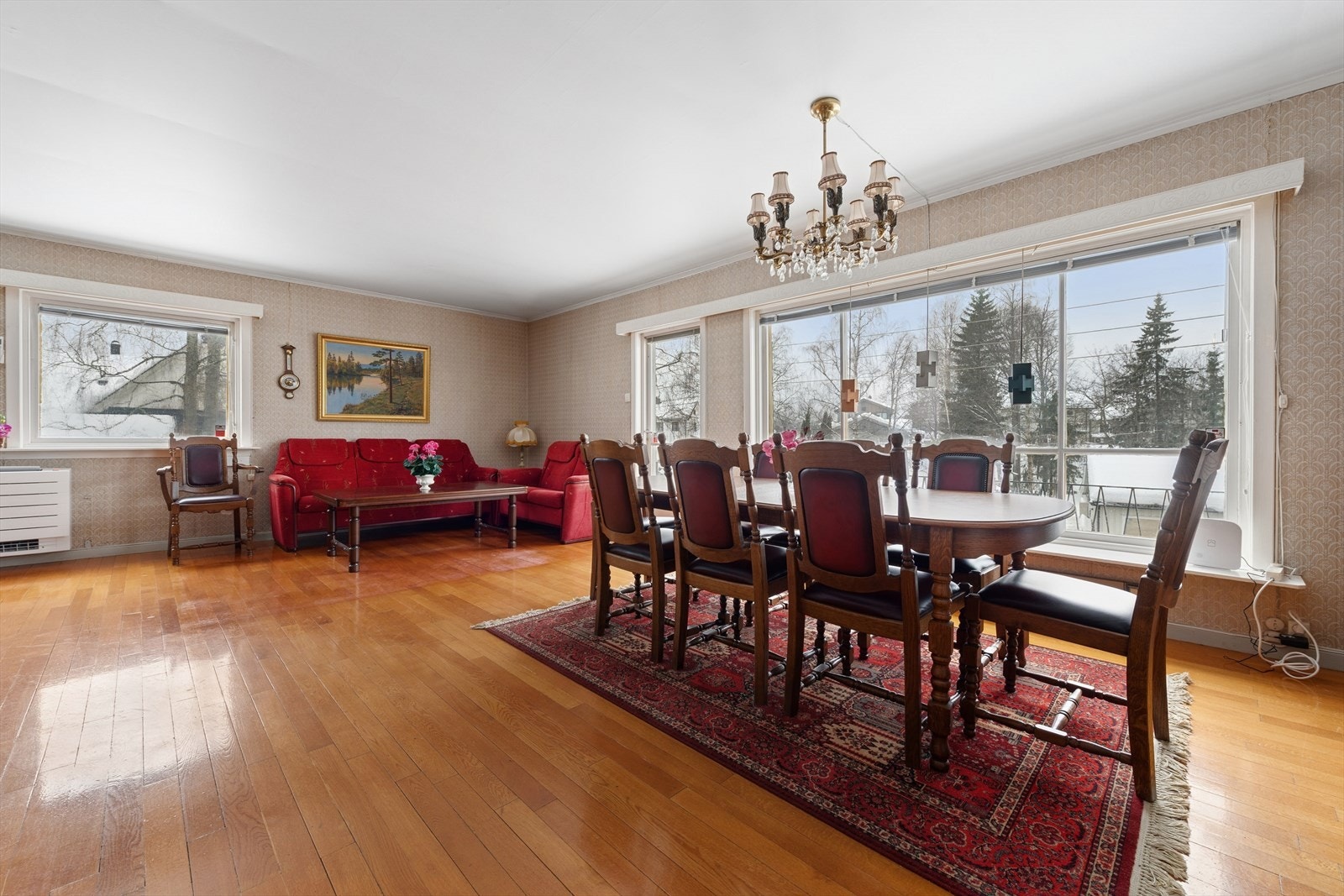 Med utgang fra spisestuen finner du en sørvestvendt balkong med gode solforhold. Galleribilde