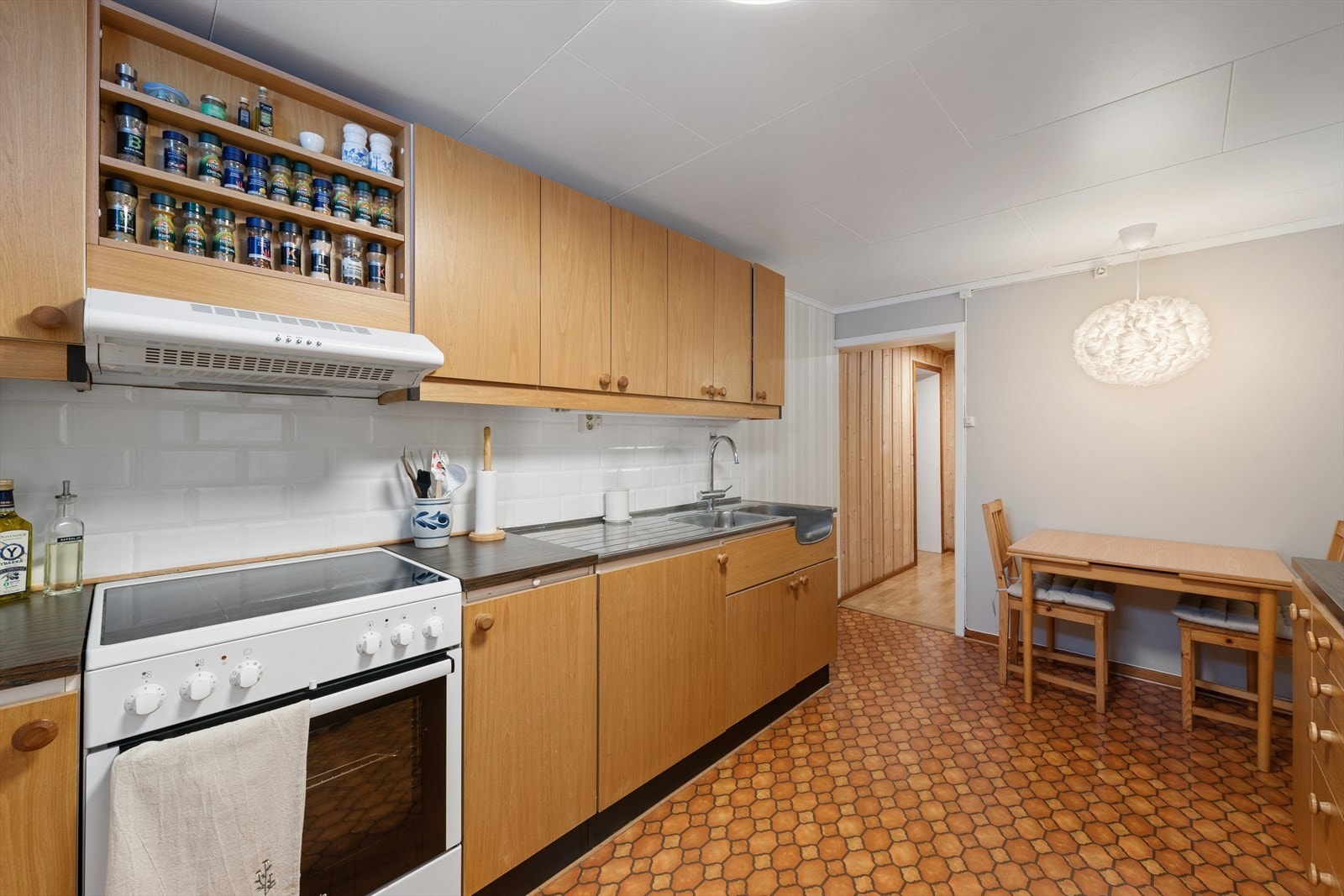 Her er det godt med benke- og skapplass, samt plass til et mindre spisebord. Galleribilde