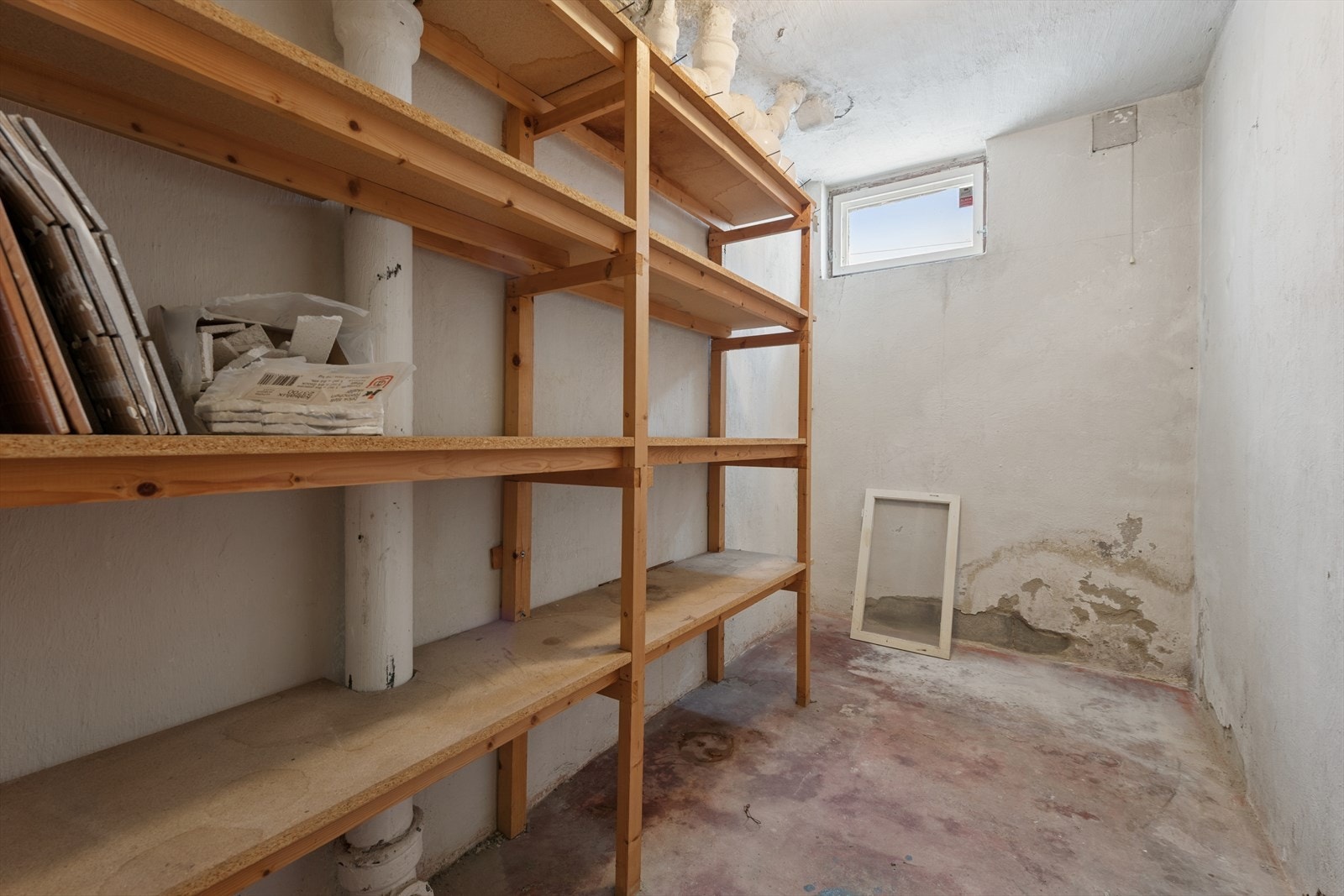 Bod med rom for oppbevaring. Galleribilde