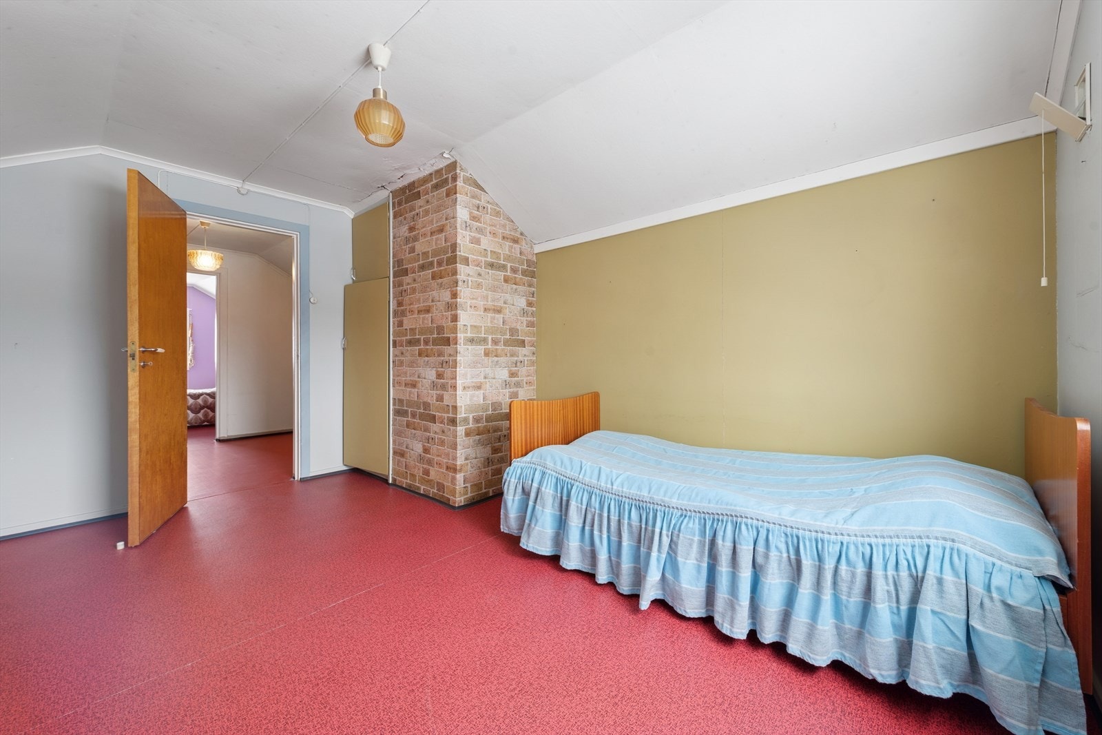 Det er plass til seng med tilhørende møblement og garderobeskap i begge rommene. Galleribilde