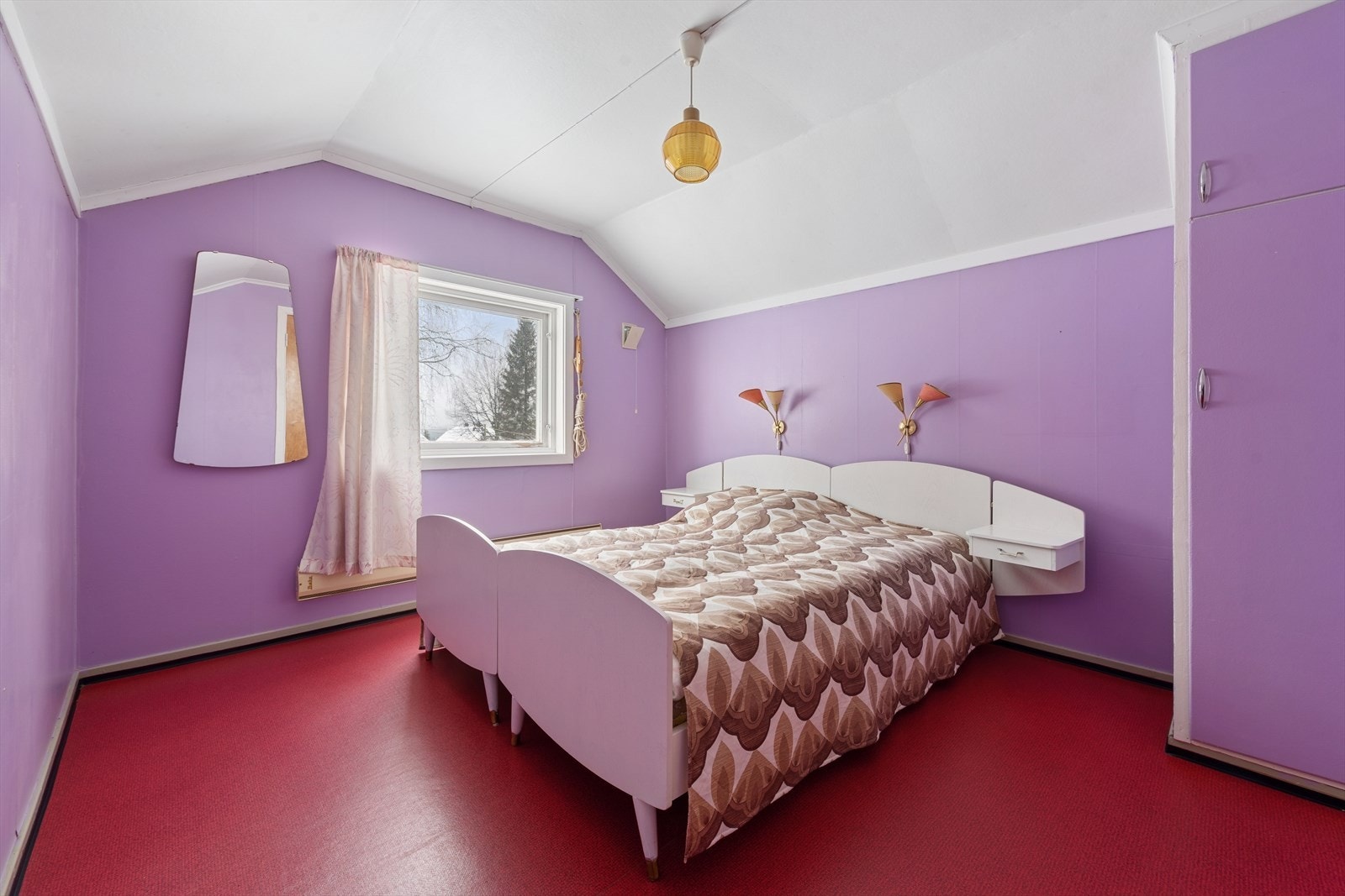 I boligens loftetasje er det 2 rom som i dag er innredet til soverom. Ikke godkjent som soverom. Galleribilde