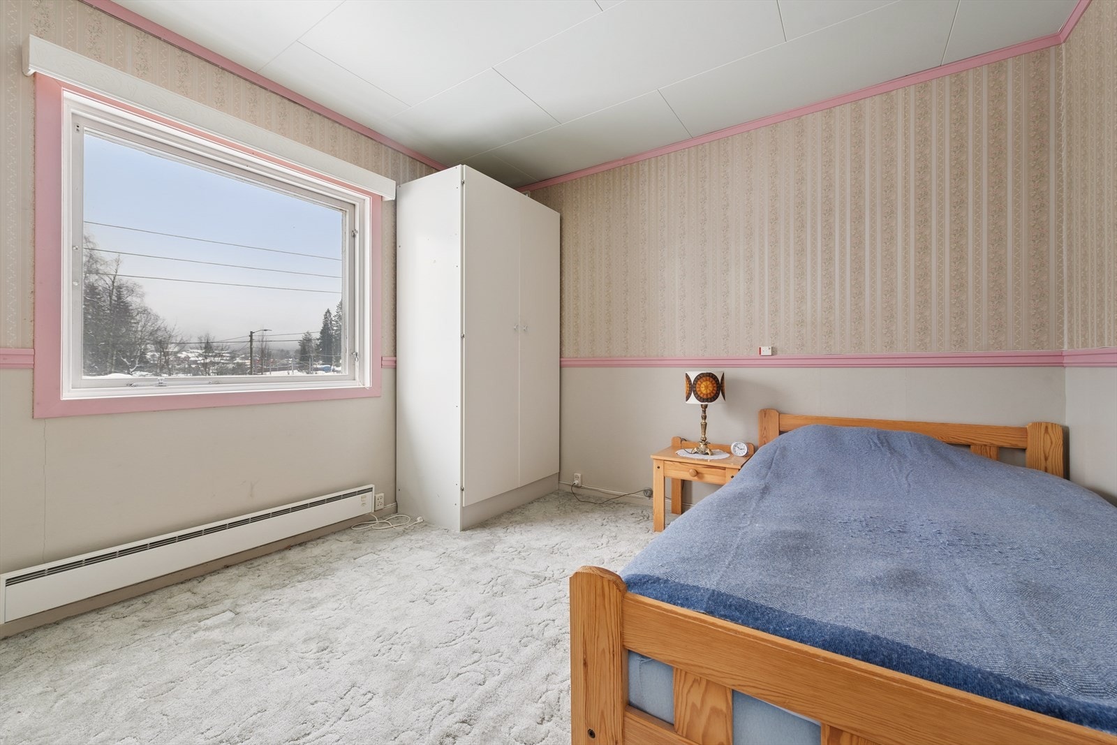 Boligen har et soverom i 1. etasje med inngang fra stuen. Galleribilde