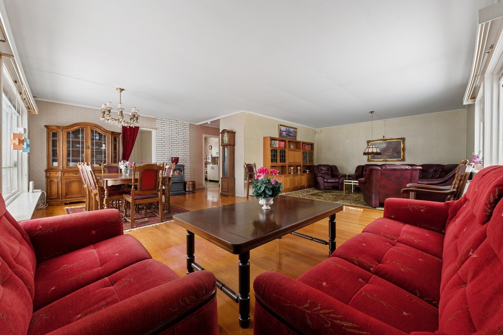 Boligen har en god planløsning med store vindusflater som slipper inn rikelig med naturlig lys. Galleribilde