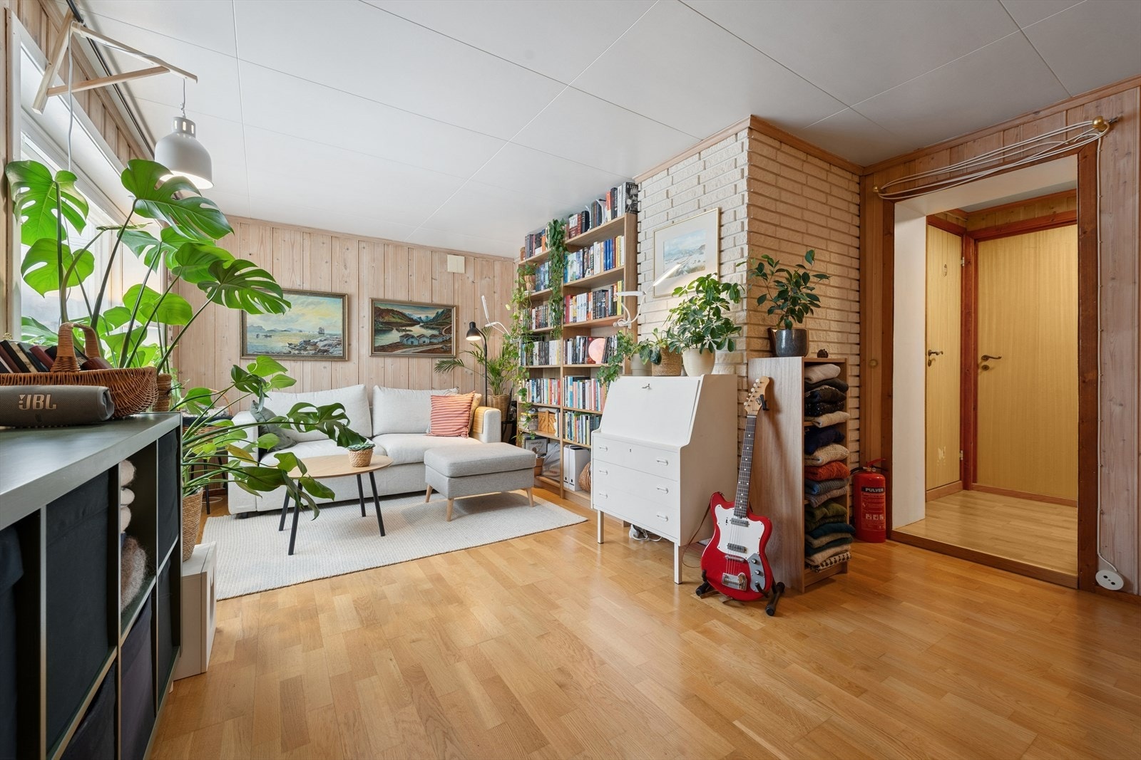 Her får du en romslig stue med god plass til diverse møblering. Galleribilde