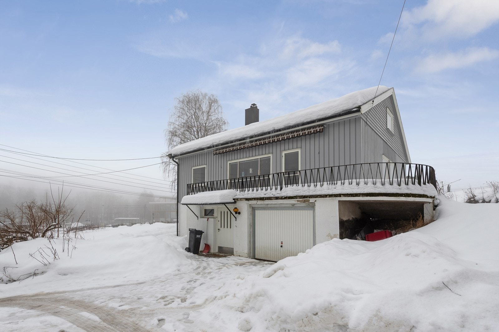 Boligen med byggeår fra 1960 er innholdsrik og strekker seg over 3 plan. Galleribilde