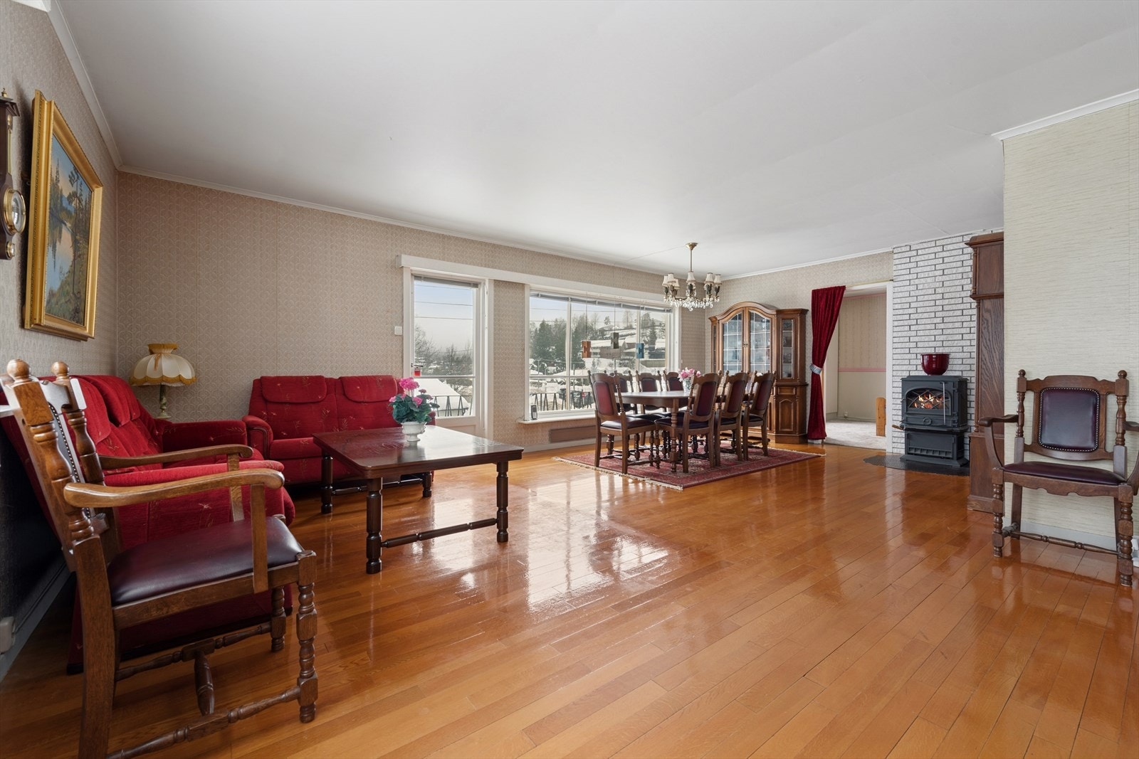 Med naturlig plass til spisebord kan hele familien møtes for hyggelige måltider. Peisen gir en ekstra koselig atmosfære på kalde dager. Galleribilde