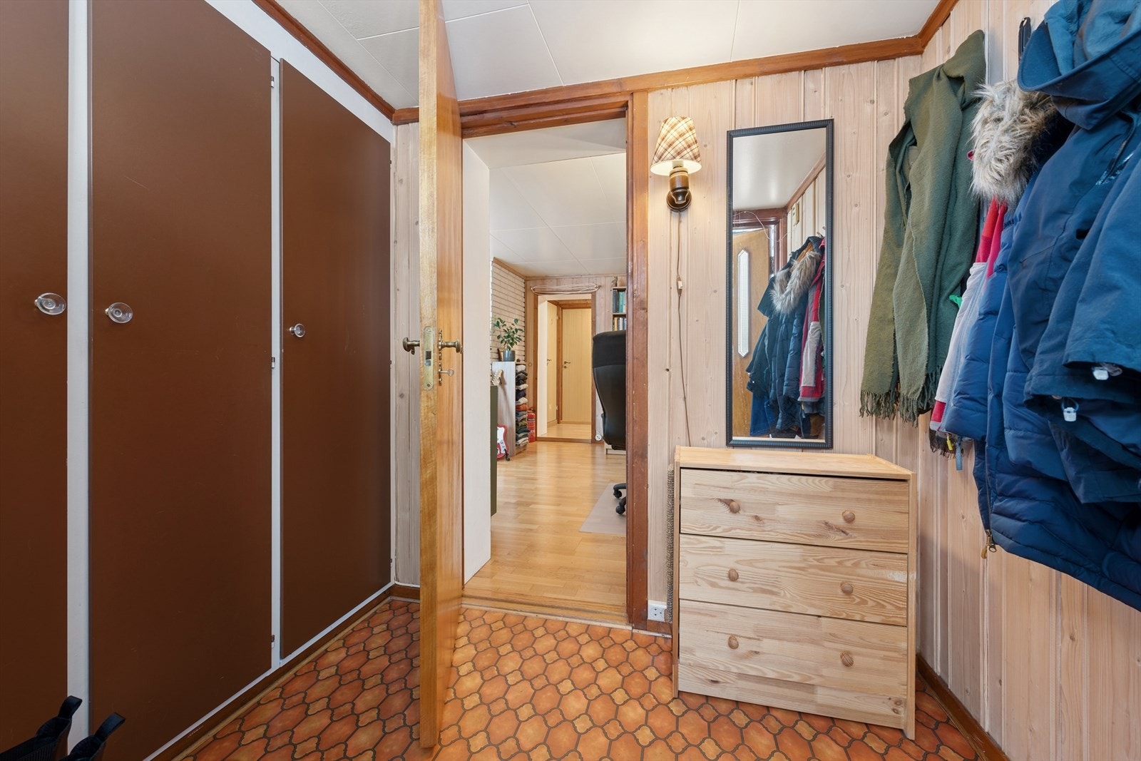 Velkommen inn i boligens hybeldel. Kjelleren er ikke byggemeldt/godkjent som hybeldel, se pkt. ferdigattest/brukstillatelse. Galleribilde