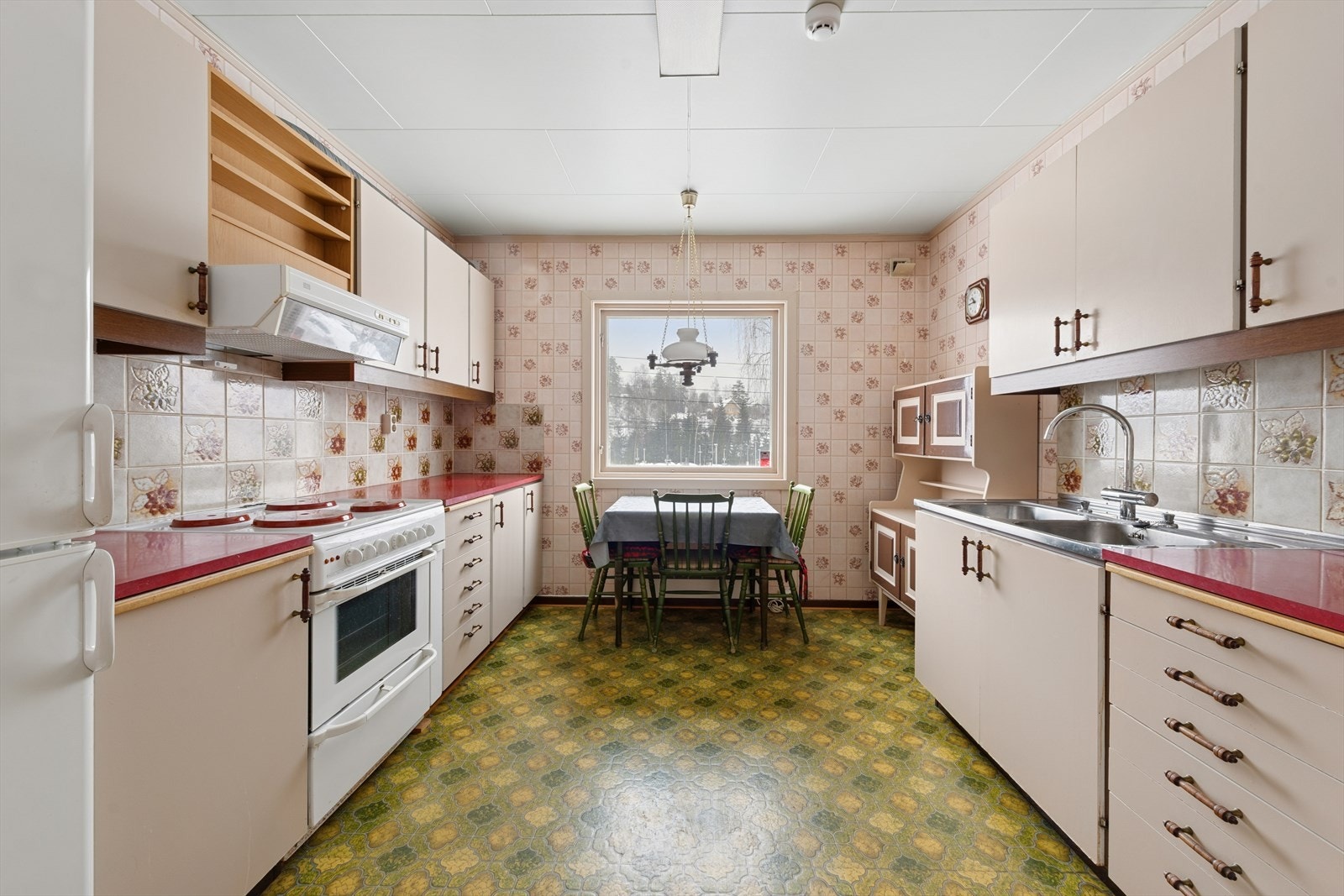 Kjøkken fra byggeår med det en måtte trenge av skap- og benkeplass. Galleribilde