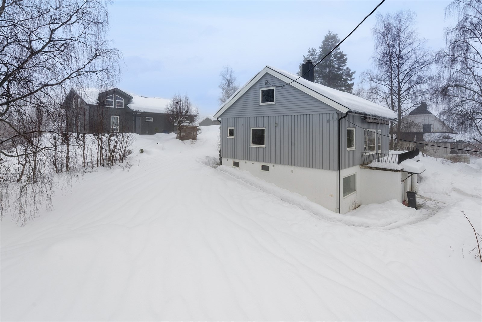 Kruttverkveien 2 er en familievennlig enebolig beliggende i et svært populært boligområde ved Sørli i NiIttedal. Galleribilde