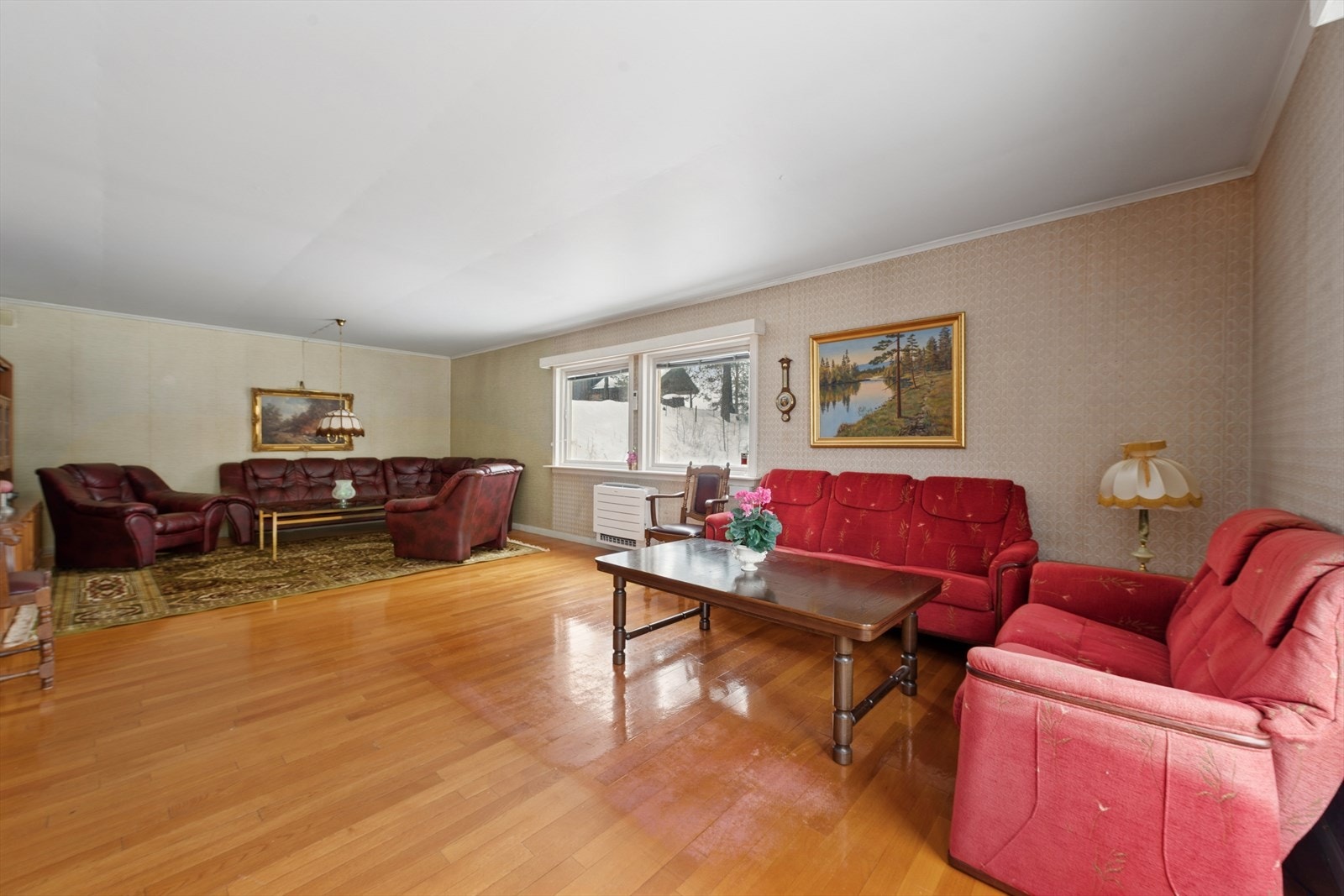 I 1. etasje finner du er romslig stue/spisestue hvor hele familien kan samles. Galleribilde