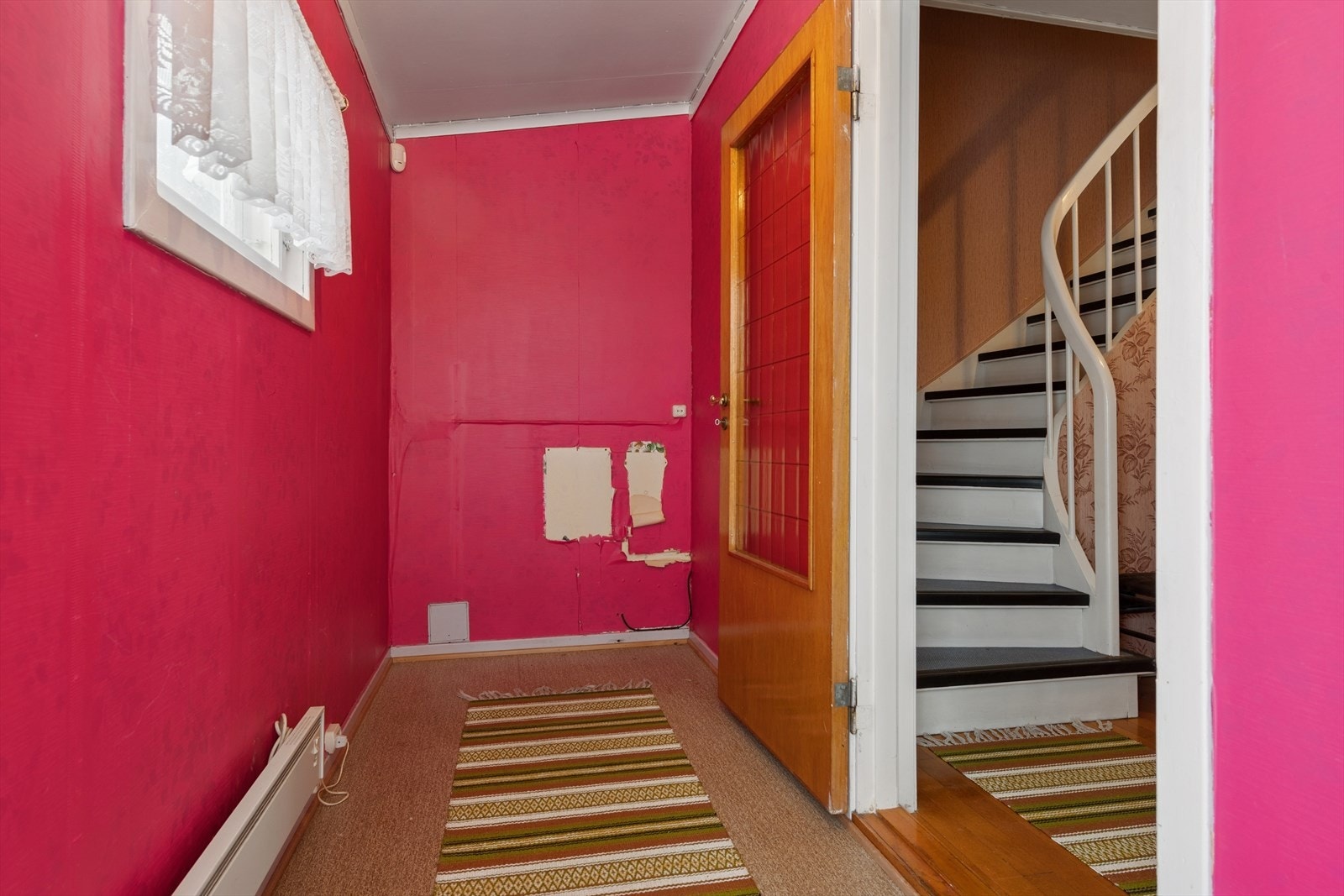 Velkommen inn i et praktisk vindfang med plass til å sette fra seg sko og yttertøy. Galleribilde