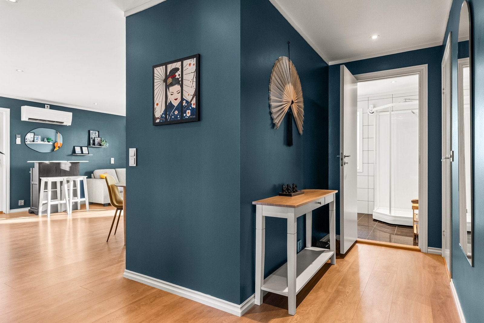 Fra gangen er det tilgang til boligens bad og soveromsavdeling. Galleribilde