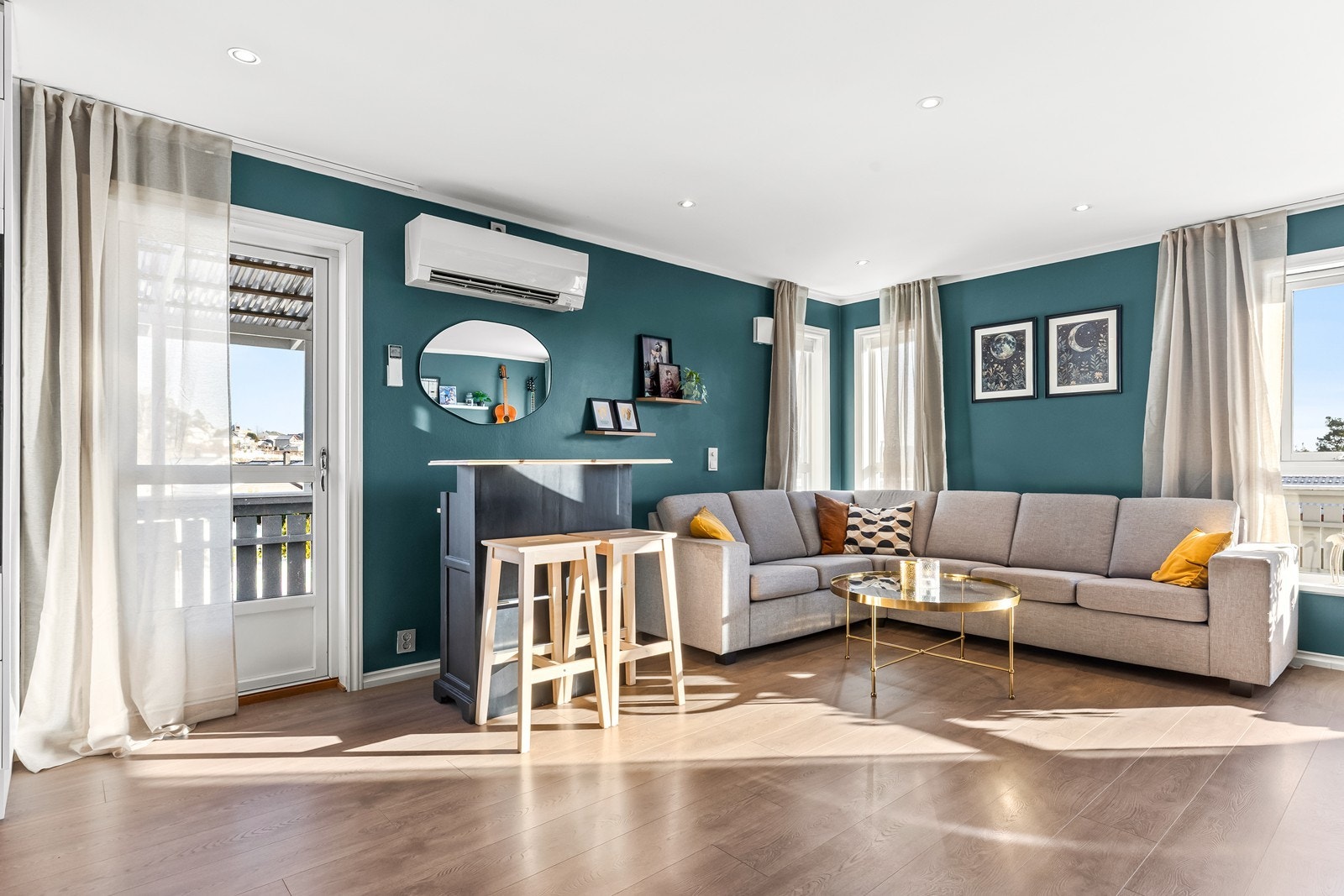 Fra stuen er det utgang til den romslige terrassen Galleribilde