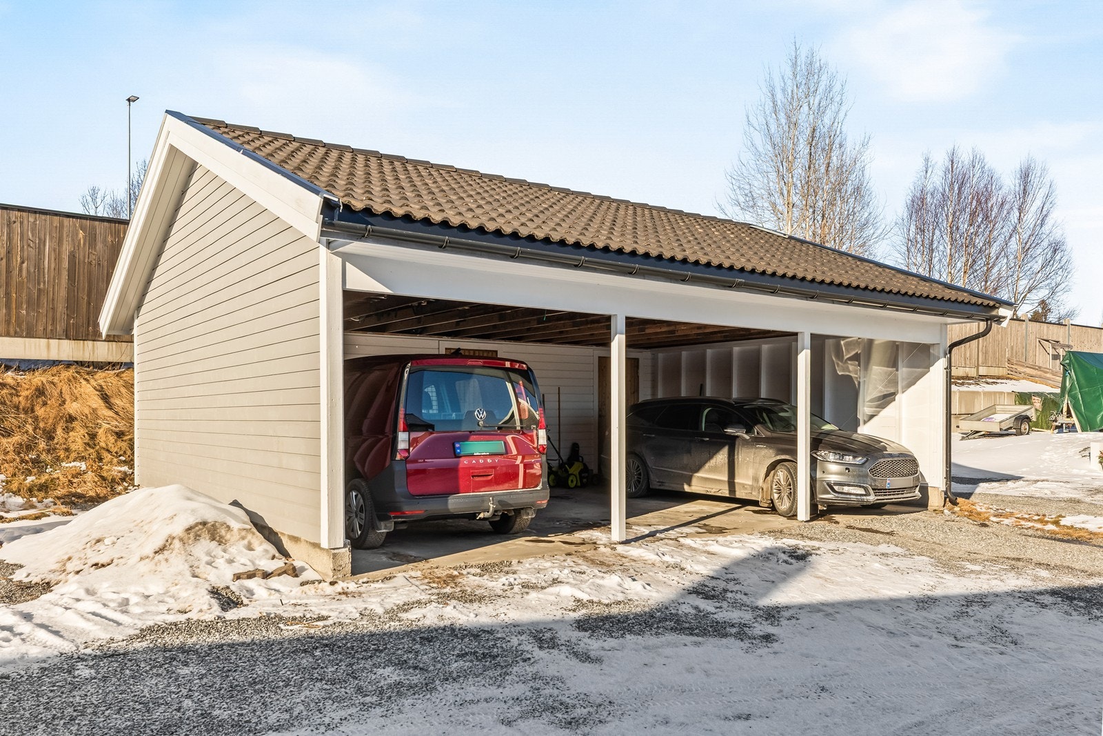 Til boligen hører en plass i carport og en praktisk utvendig bod. Galleribilde
