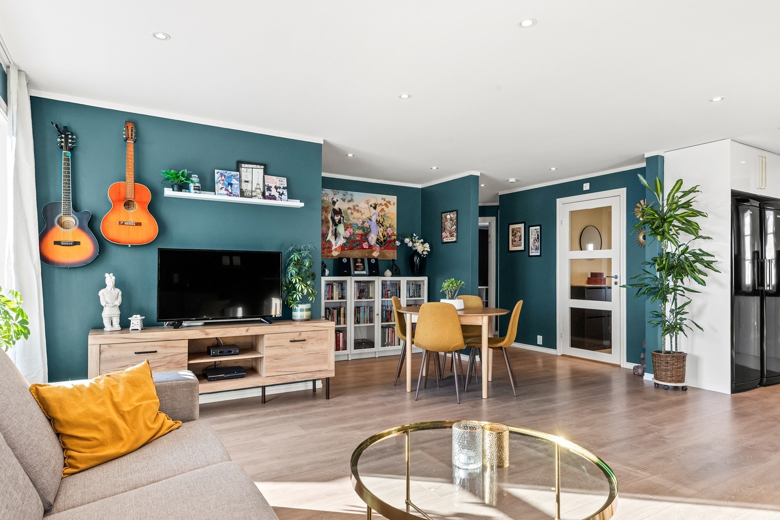 Rommet har laminatgulv og slettmalte vegger Galleribilde