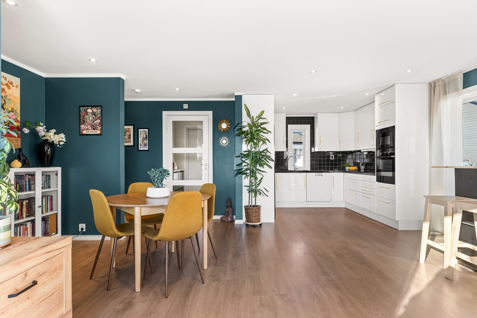 Kjøkkenet er praktisk utformet med god benke- og skapplass. Galleribilde