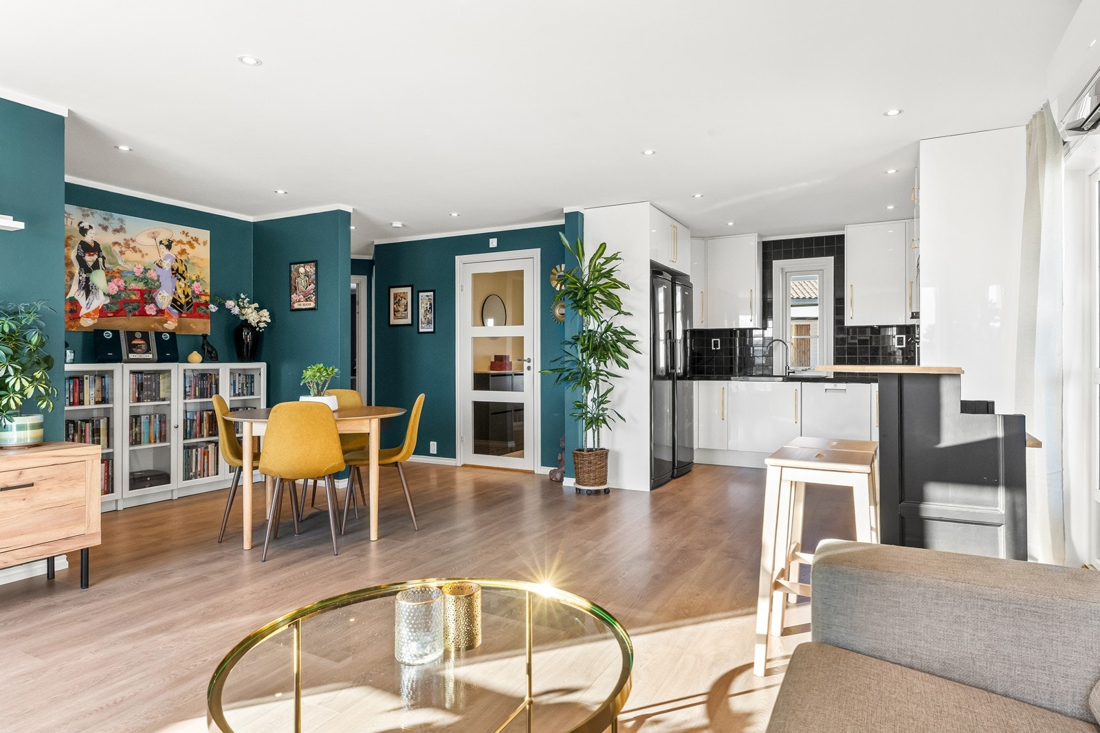 Den åpne løsningen mellom stue og kjøkken skaper en sosial og luftig atmosfære. Galleribilde