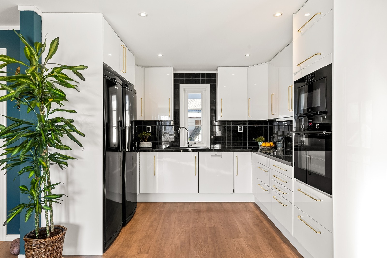 Kjøkkeninnredning fra IKEA (2009) med laminert benkeplate og fliser over benken. Galleribilde