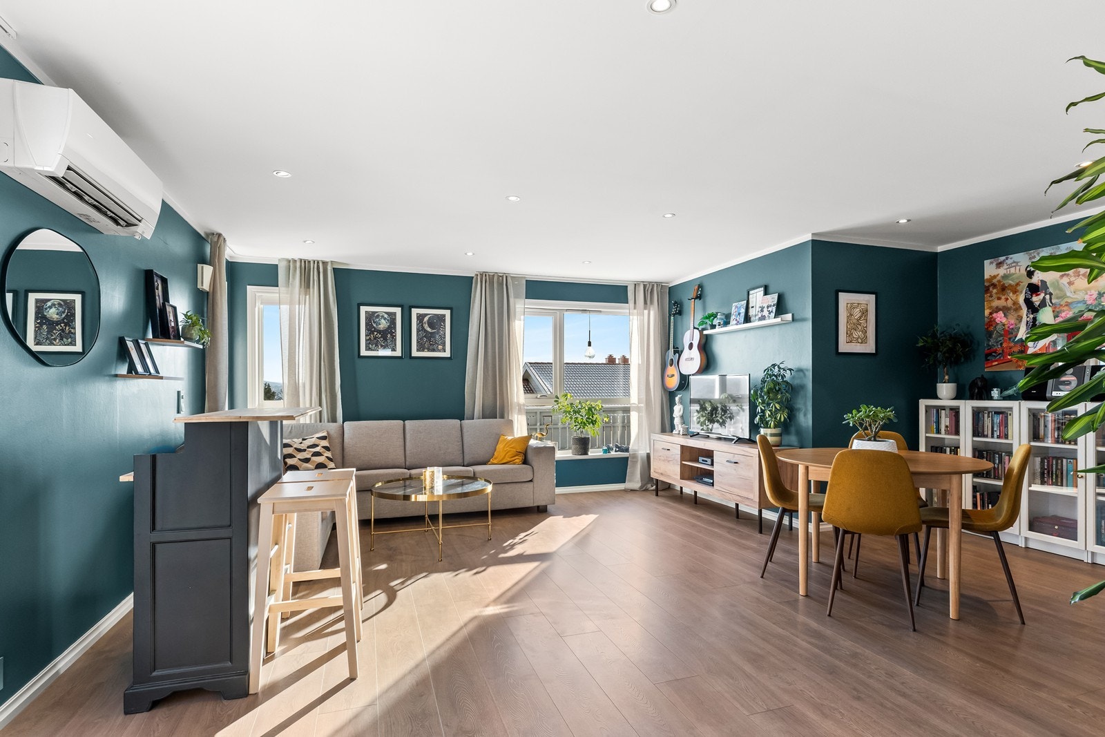 Stuen er et lyst og åpent rom med god plass til både sofagruppe og spisebord Galleribilde