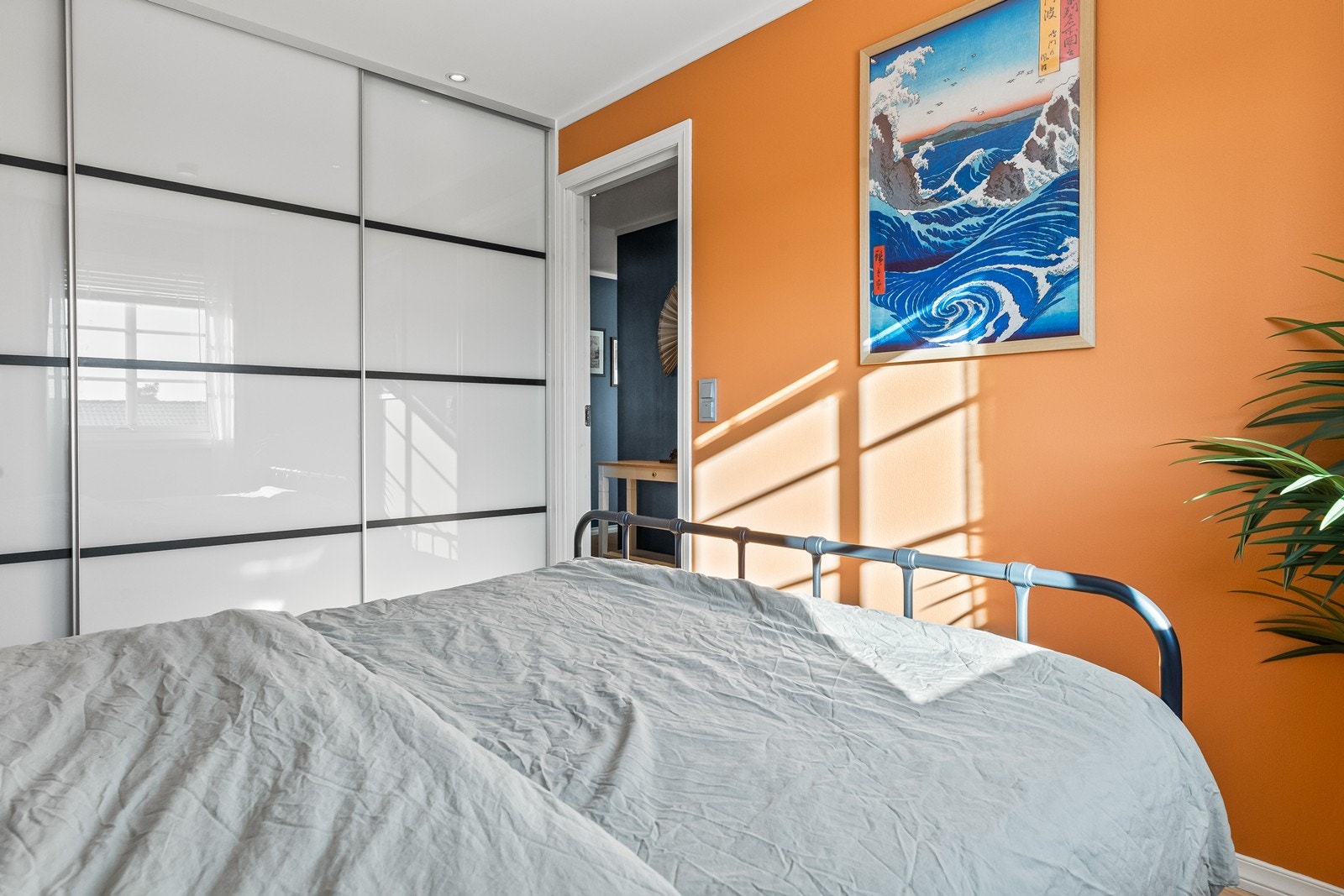 En stor skyvedørsgarderobe gir rikelig med oppbevaringsplass på hovedsoverommet. Galleribilde