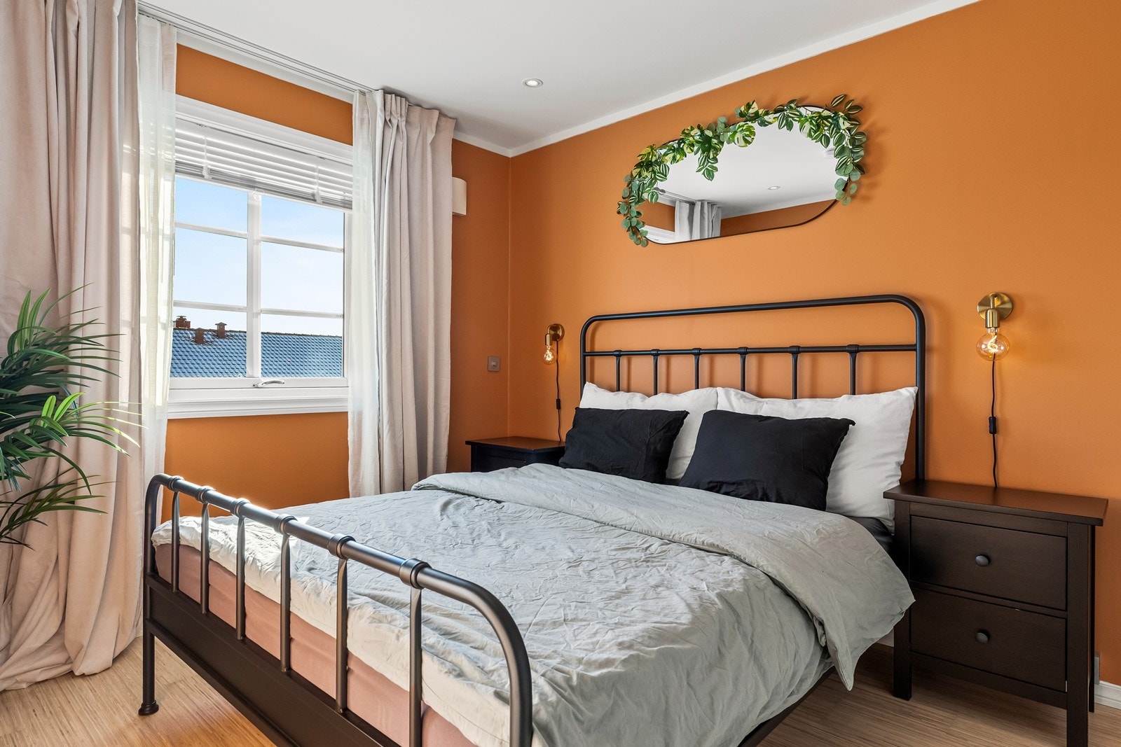 Hovedsoverommet er romslig og har god plass til dobbeltseng og tilhørende møblement. Galleribilde