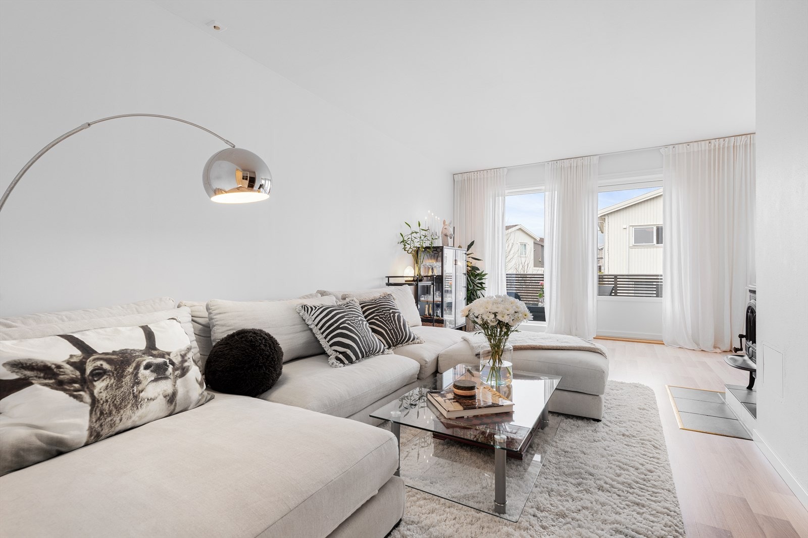 Store vinduer sørger for rikt, naturlig lysinnslipp, Galleribilde