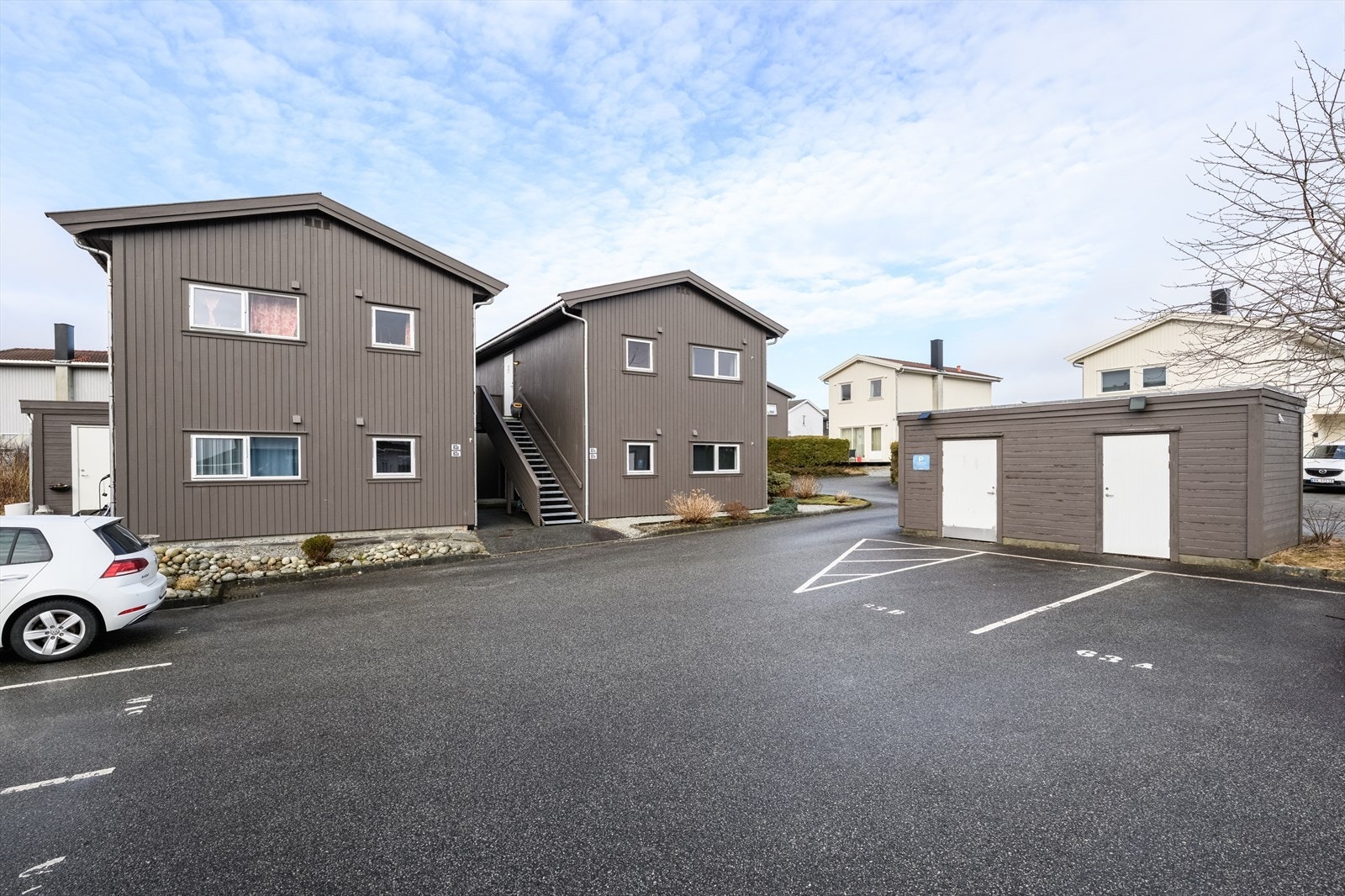 Biloppstillingsplass for 2 biler på felles parkeringsplass utenfor bygningen. Galleribilde