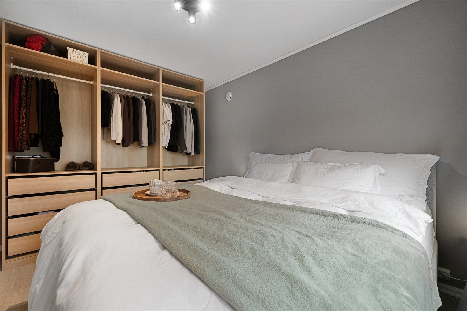 Soverom har god skapplass. Galleribilde