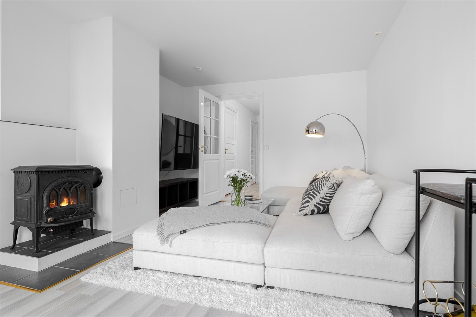 Stuen har peis som er en god varme kilde Galleribilde